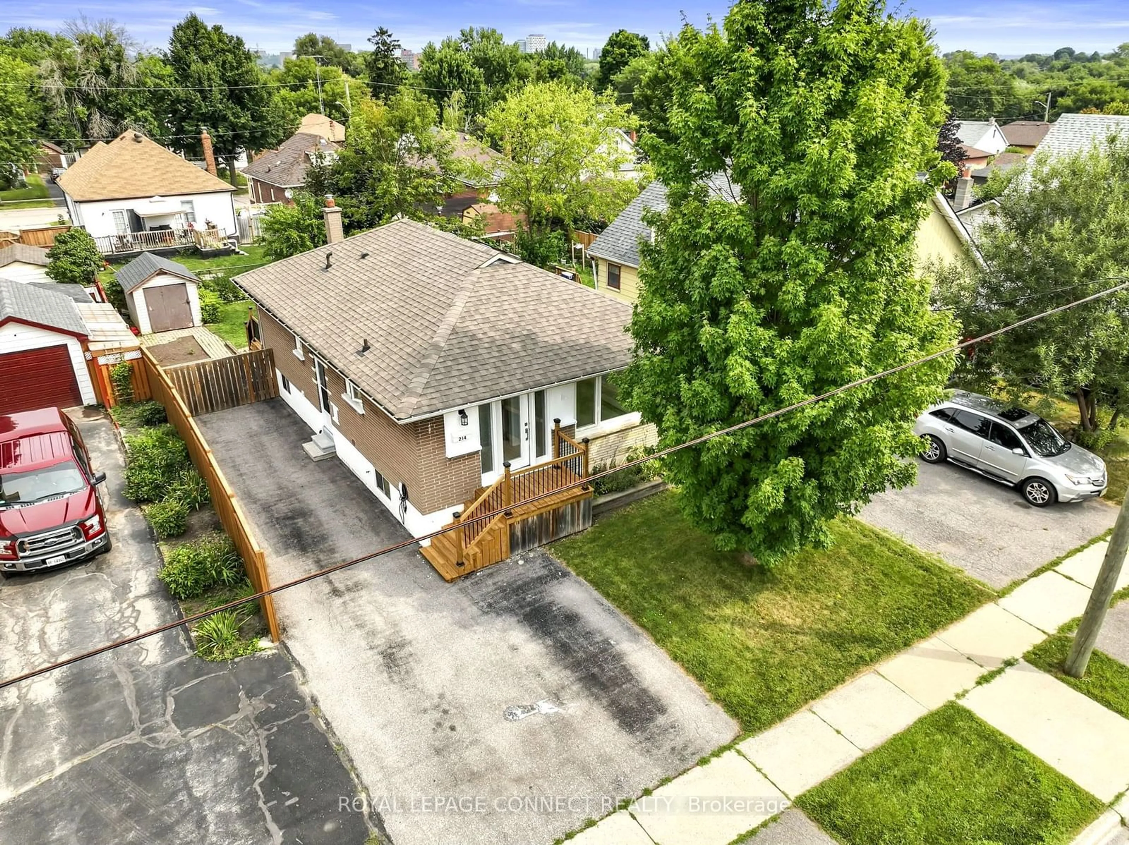 Frontside or backside of a home for 214 Tresane St, Oshawa Ontario L1J 1T8