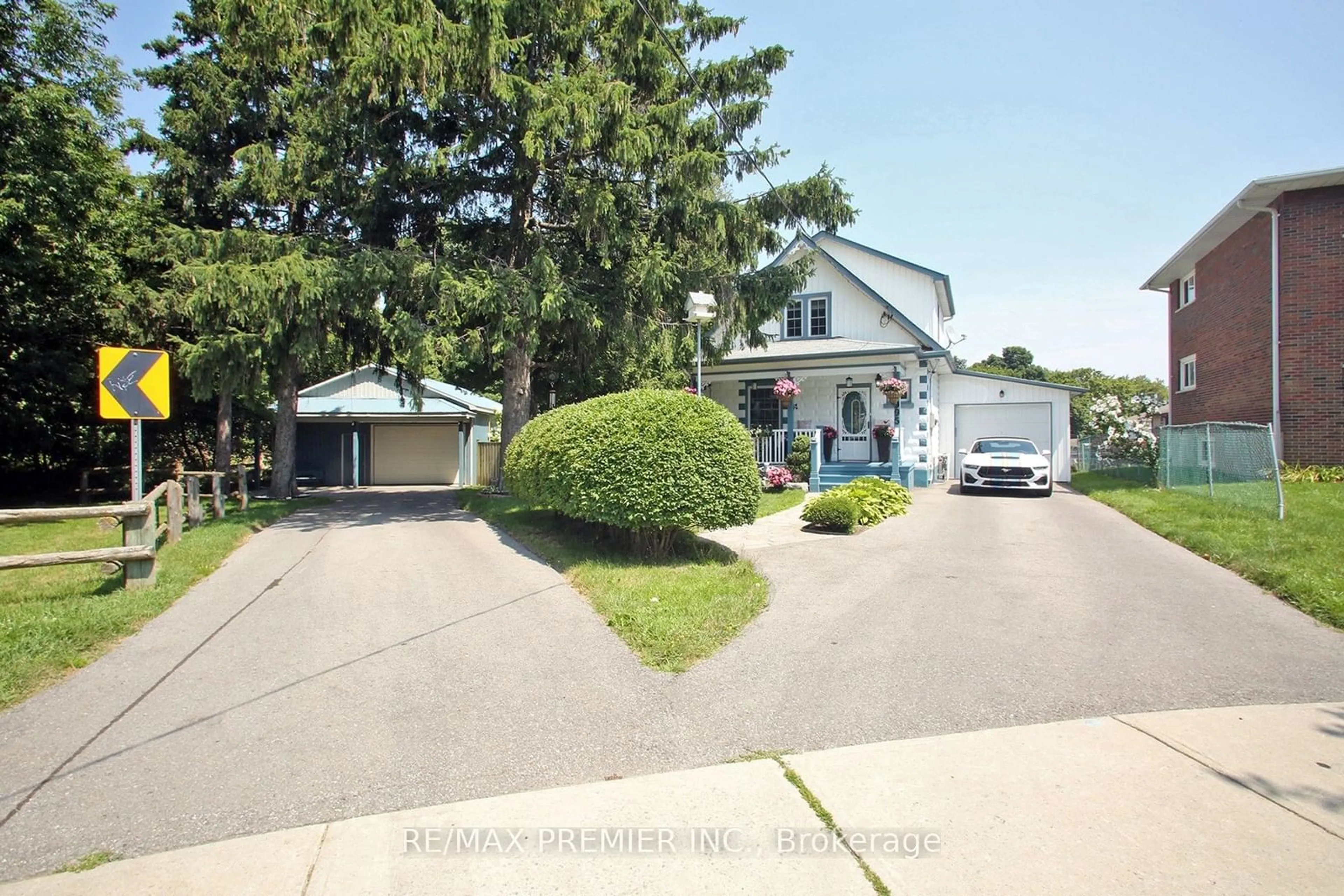 A pic from exterior of the house or condo for 995 Cedar St, Oshawa Ontario L1J 3R5