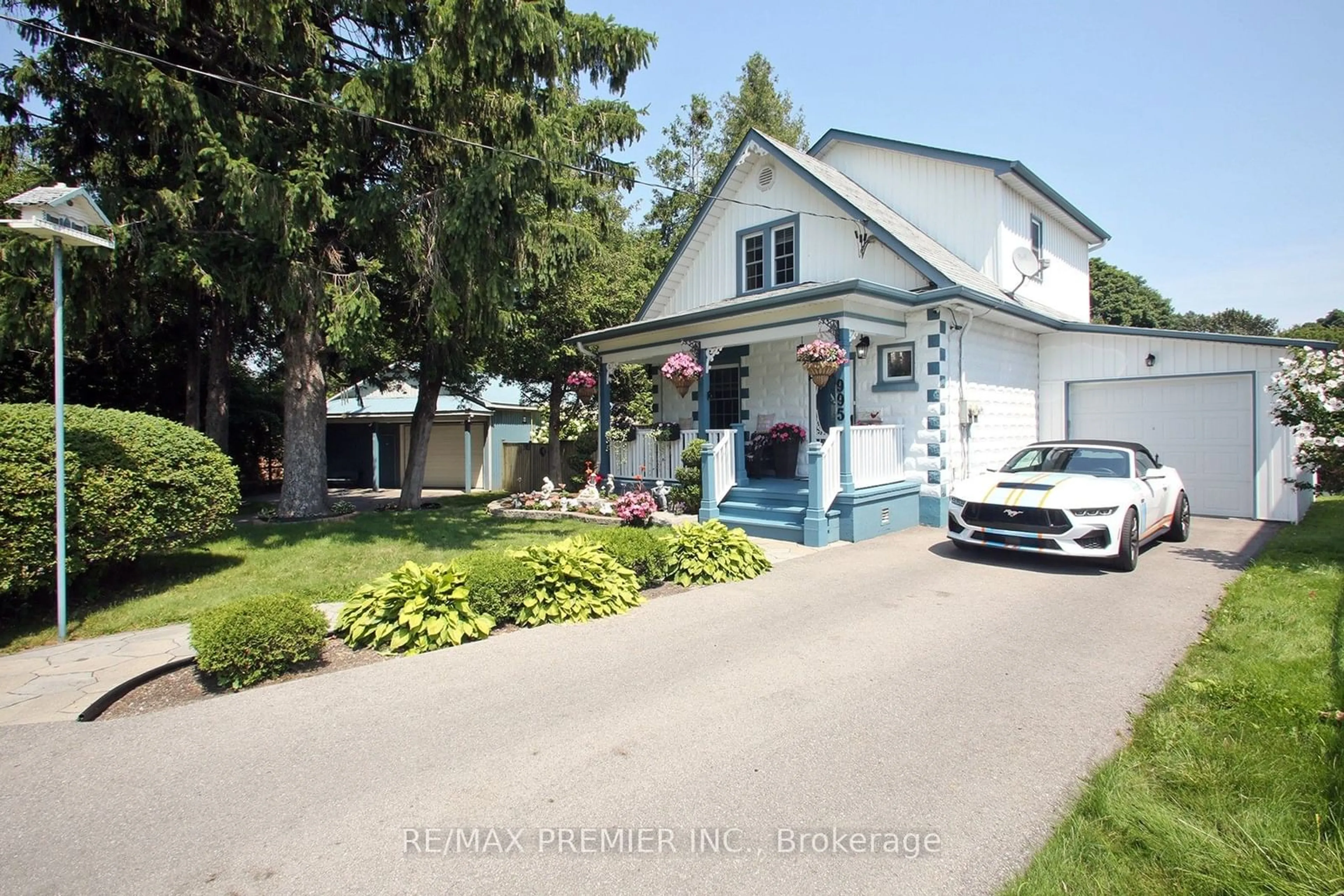 Outside view for 995 Cedar St, Oshawa Ontario L1J 3R5