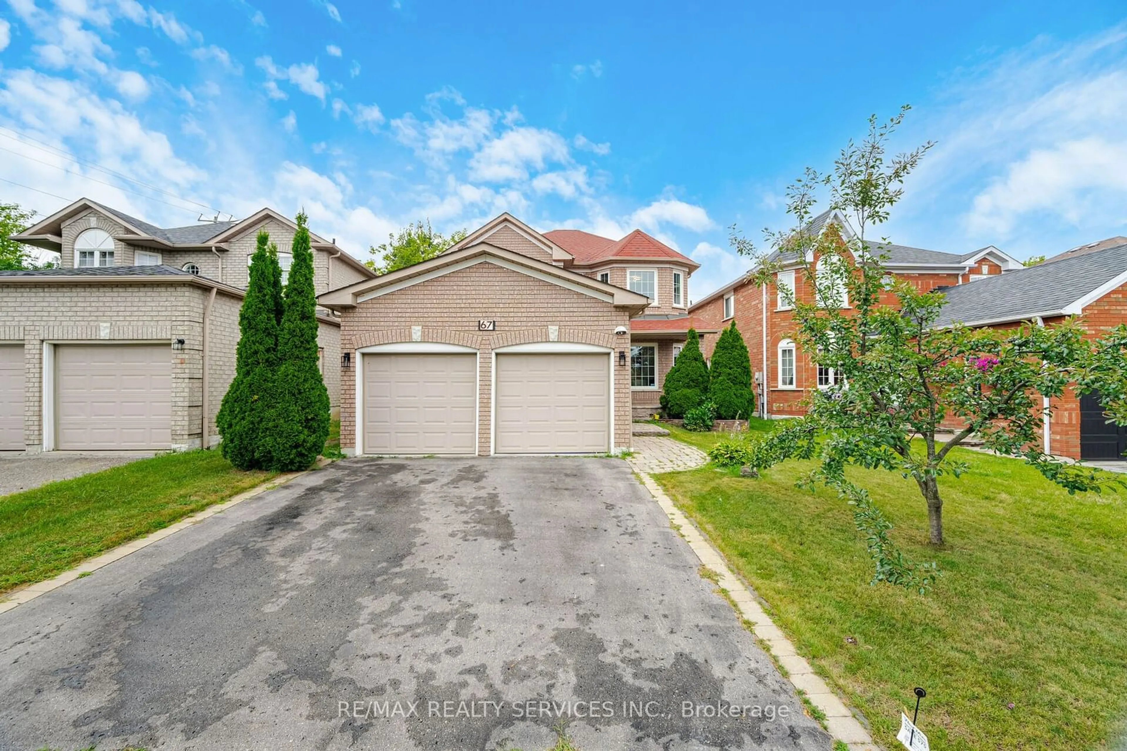 Frontside or backside of a home for 67 Griffen Pl, Whitby Ontario L1R 2N5