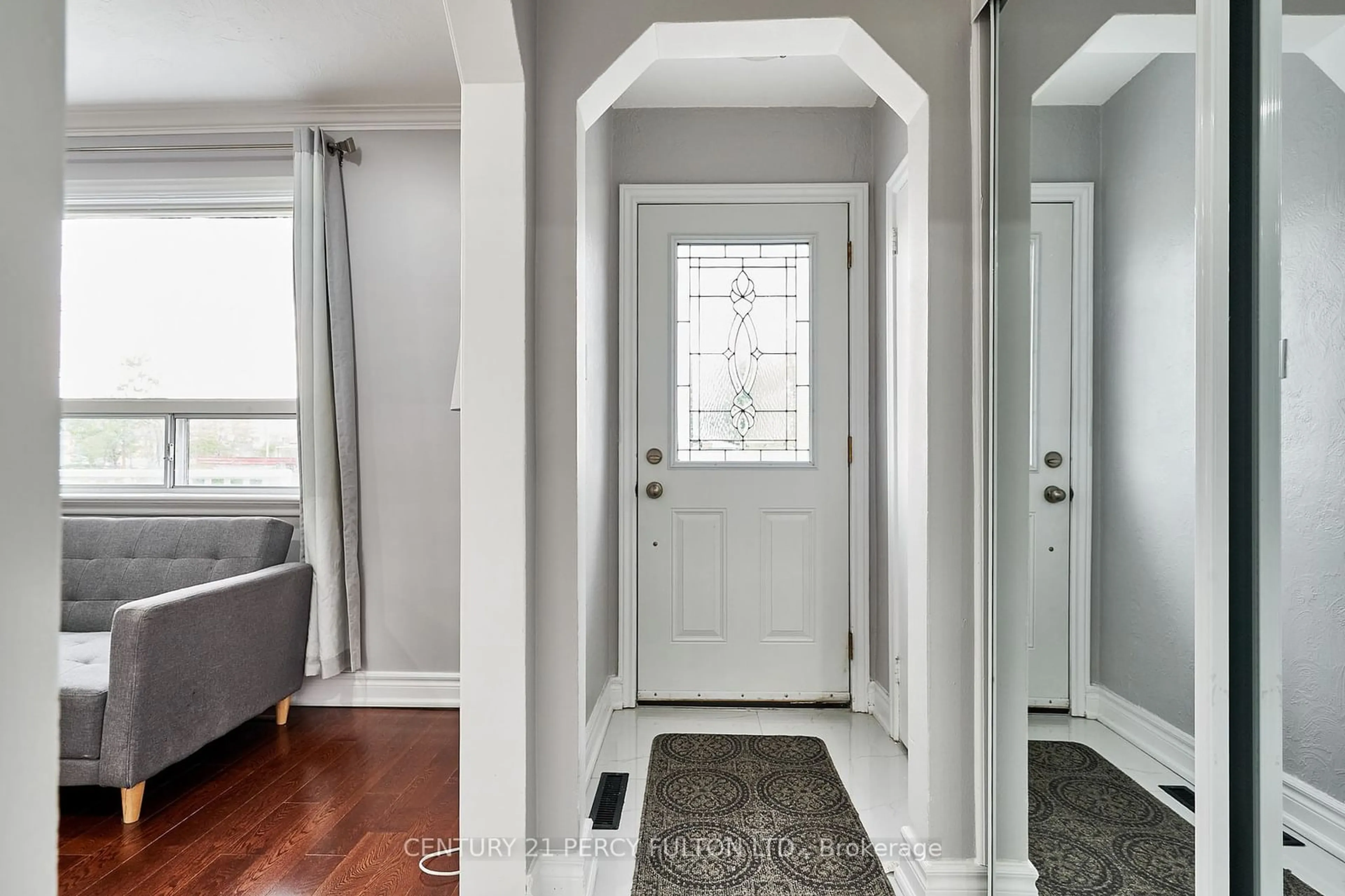 Indoor entryway for 19 Lynvalley Cres, Toronto Ontario M1R 2V1