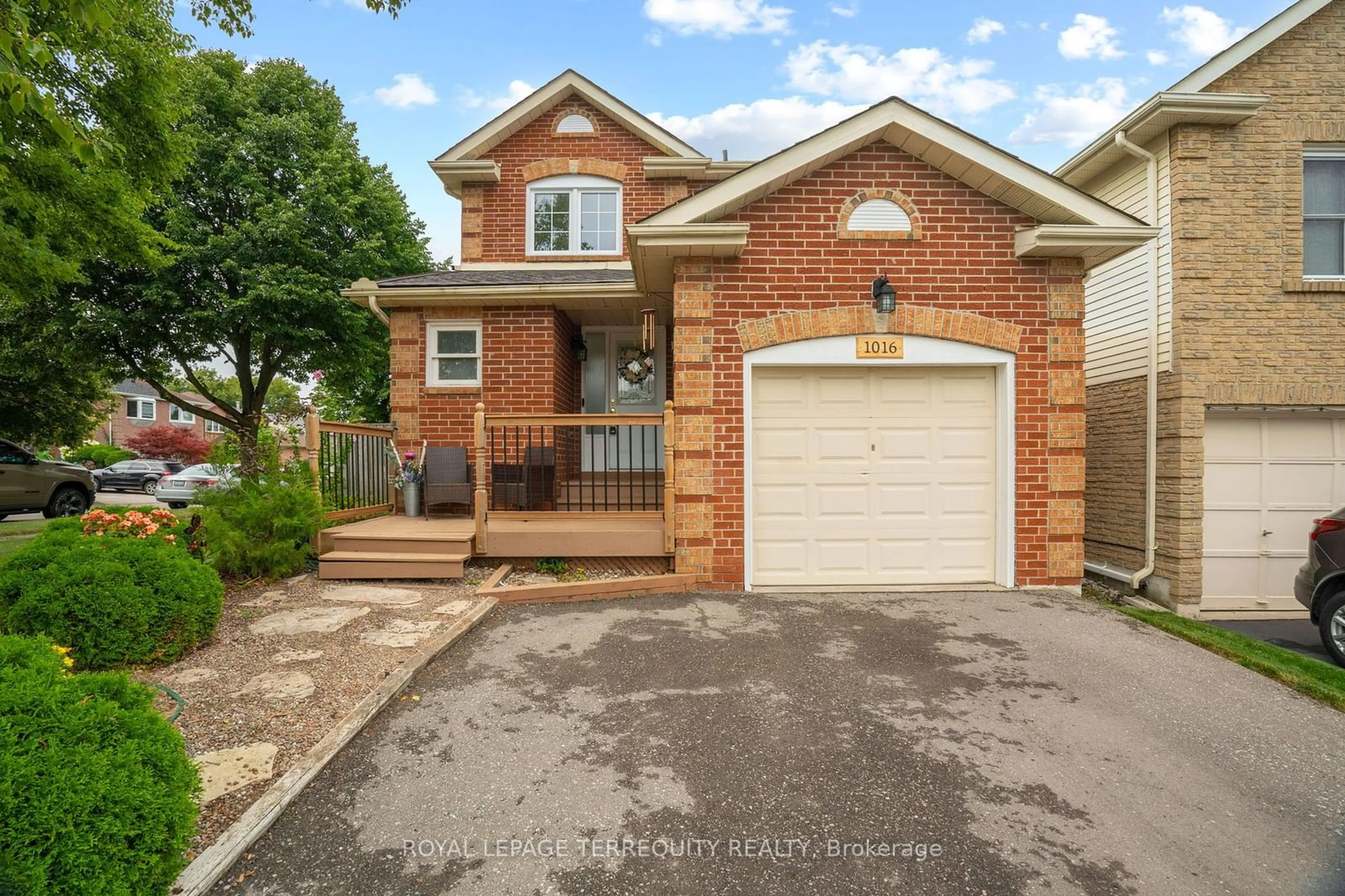 A pic from exterior of the house or condo for 1016 Rathmore Cres, Pickering Ontario L1V 5A1