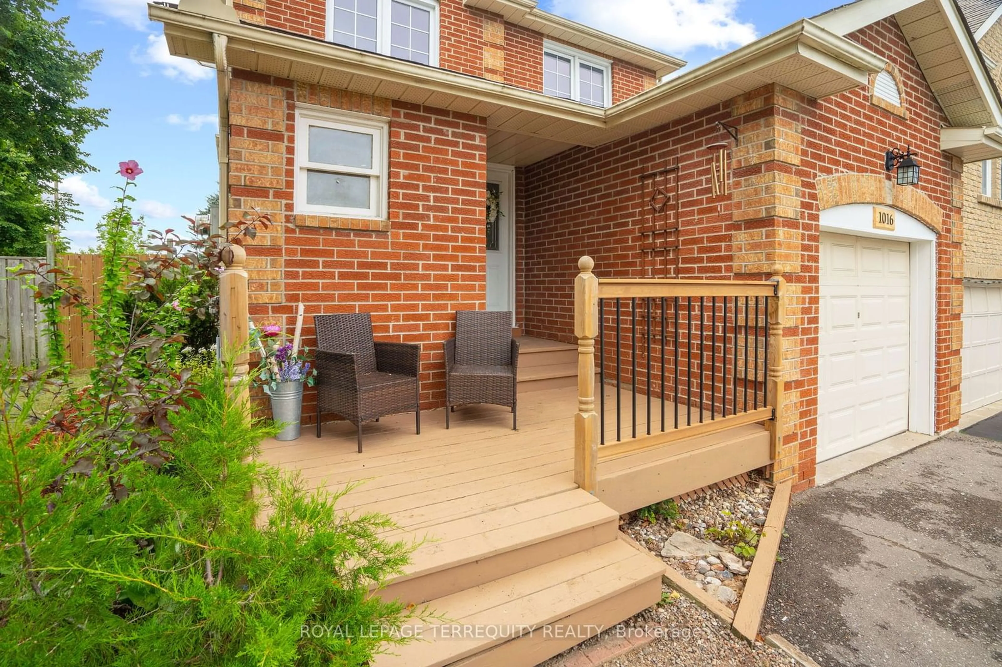 Patio for 1016 Rathmore Cres, Pickering Ontario L1V 5A1