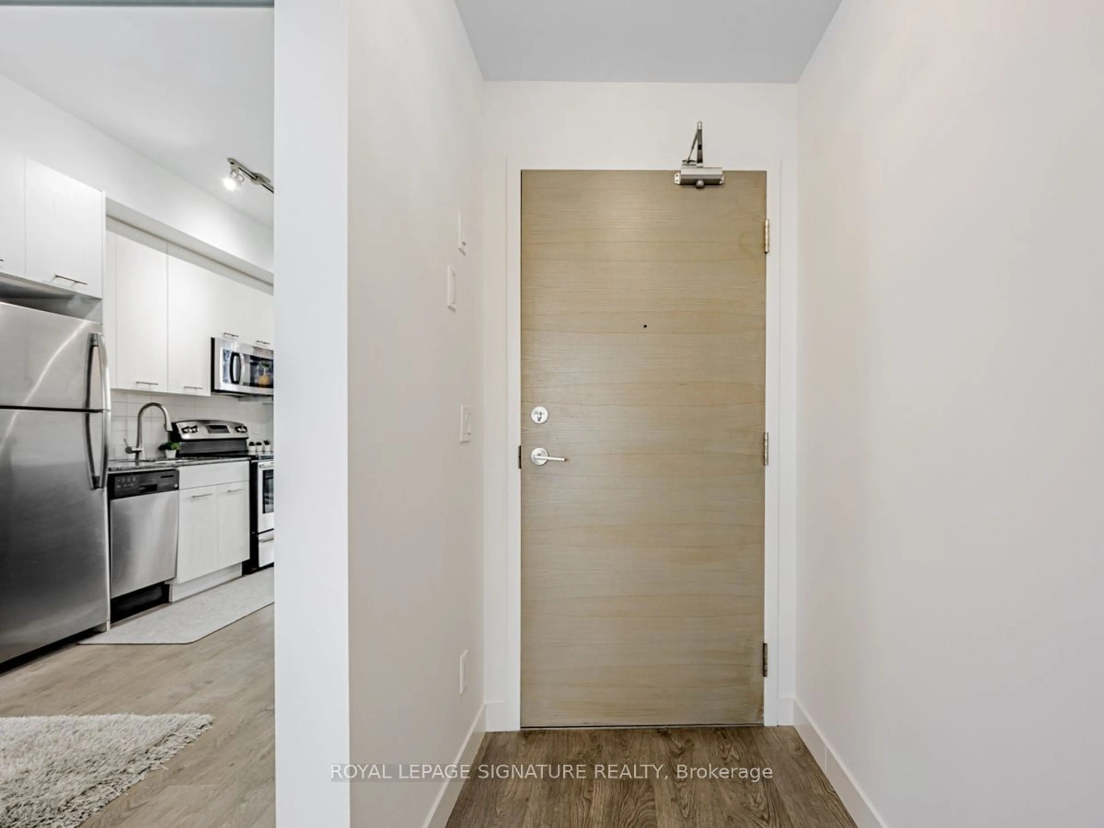 Indoor entryway for 2055 Danforth Ave #614, Toronto Ontario M4C 1J8