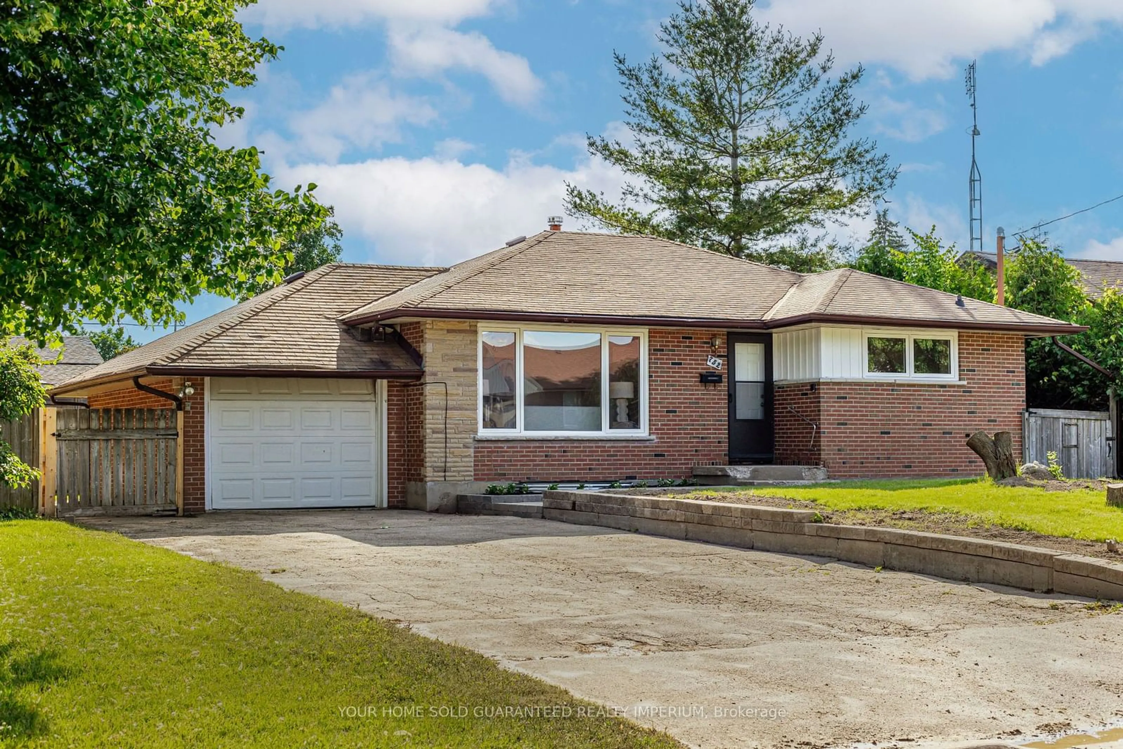 Frontside or backside of a home for 752 Glenforest St, Oshawa Ontario L1J 5E8