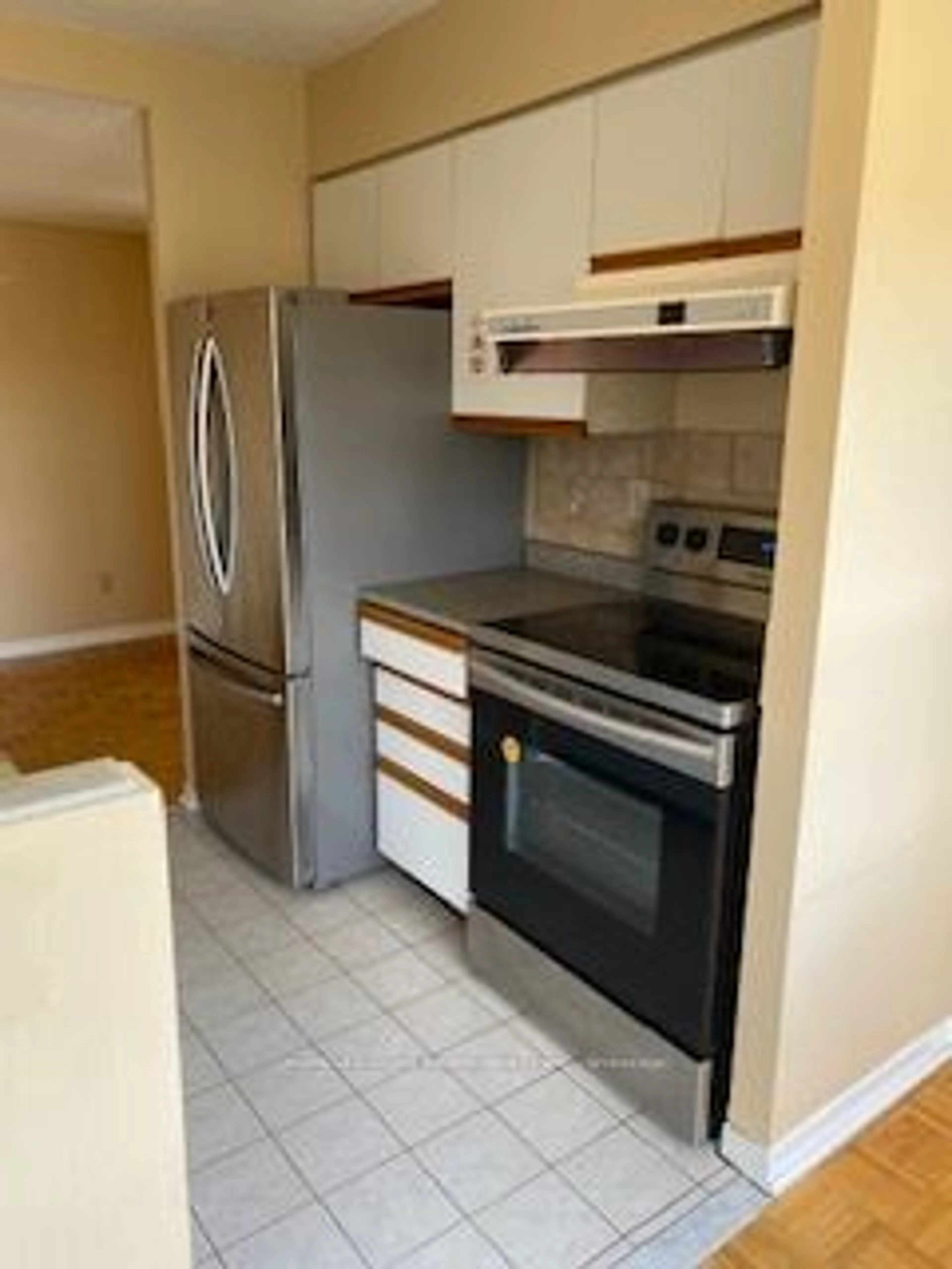 Standard kitchen, unknown floor for 150 Alton Towers Circ #1511, Toronto Ontario M1V 4X7