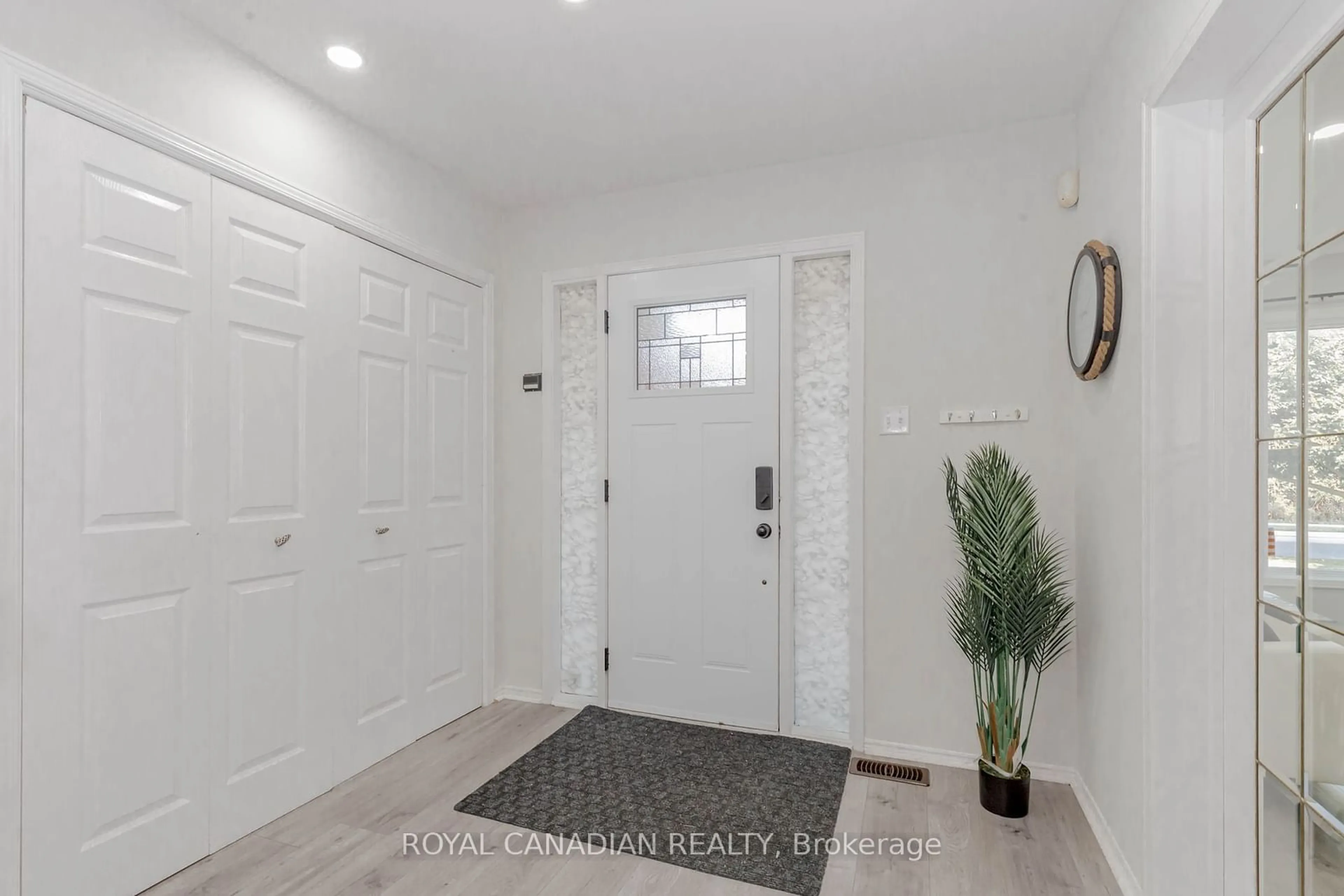 Indoor entryway, wood floors for 1703 Rudell Rd, Clarington Ontario L1B 1G8