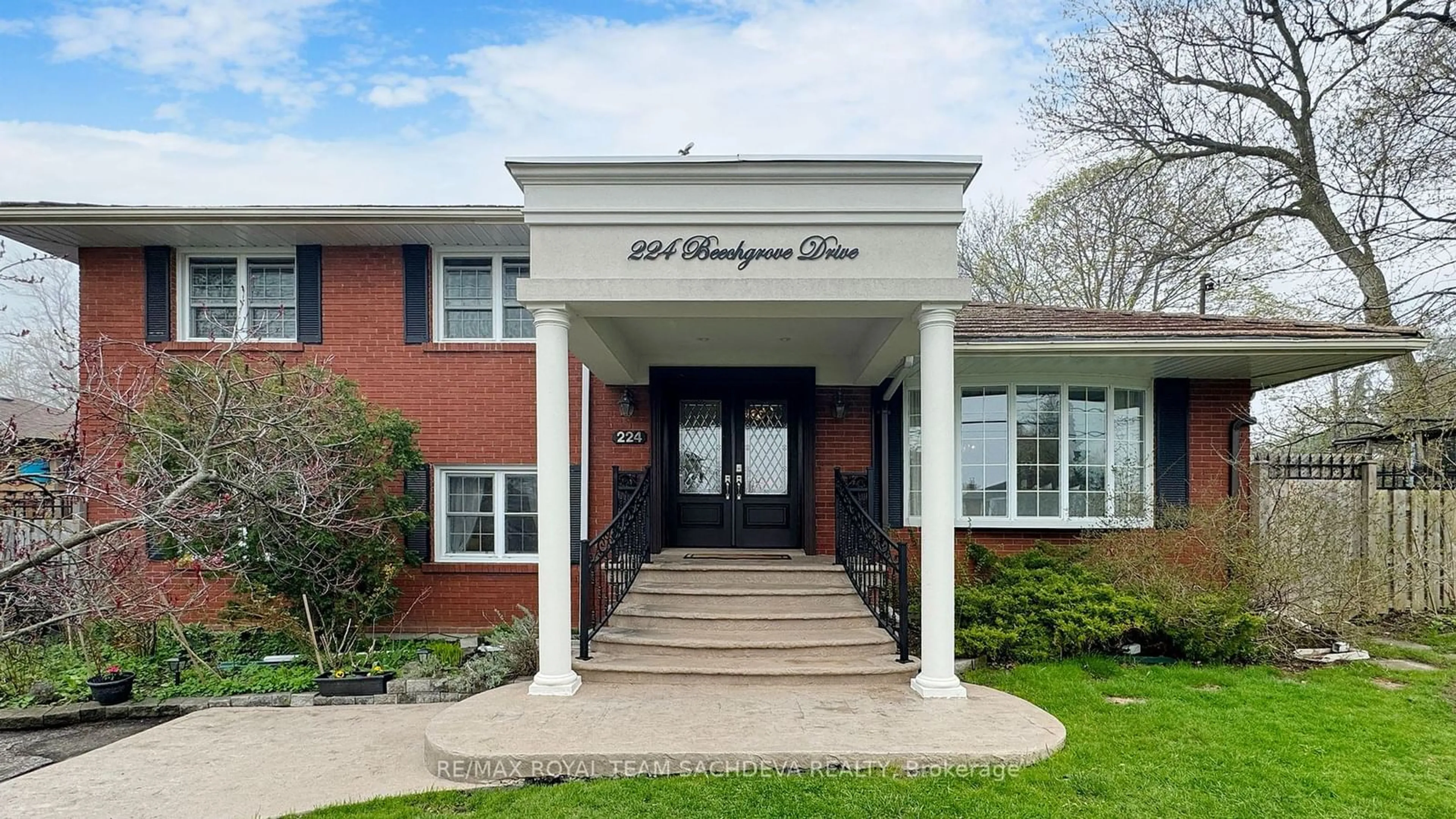 Indoor foyer for 224 Beechgrove Dr, Toronto Ontario M1E 3Z5