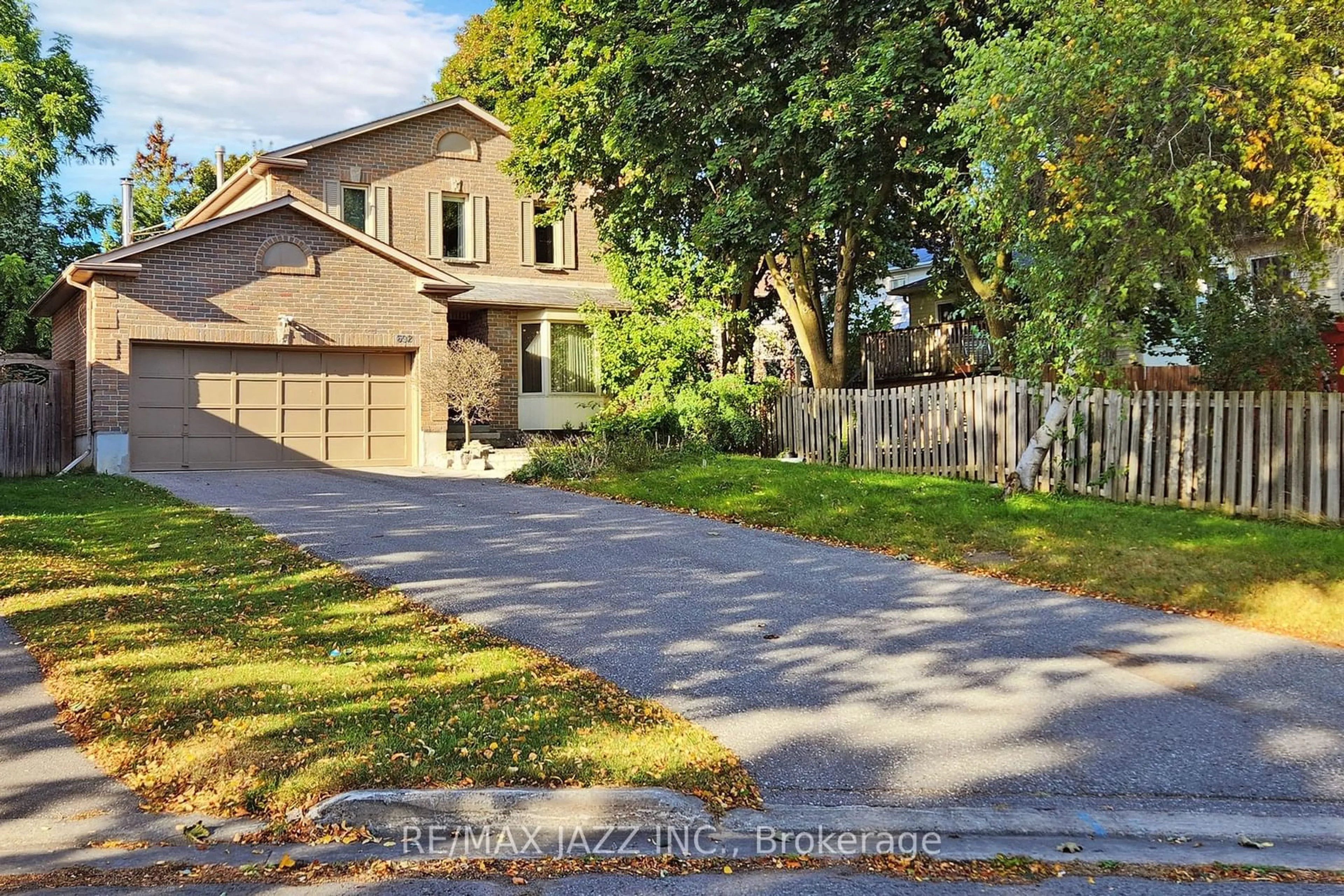 Frontside or backside of a home for 692 Avery Crt, Oshawa Ontario L1K 1S8