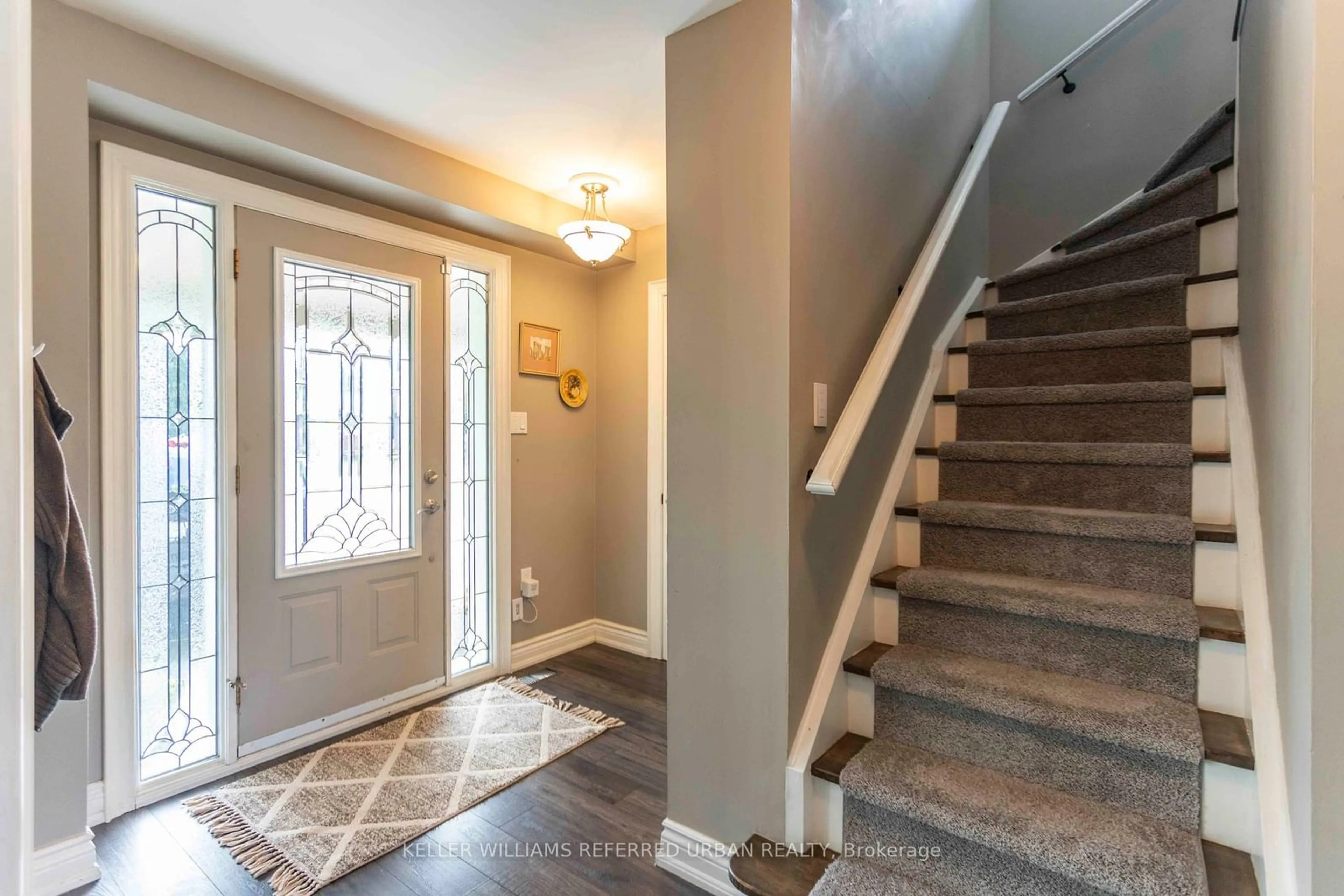 Indoor entryway for 406 Lupin Dr, Whitby Ontario L1N 1Y1