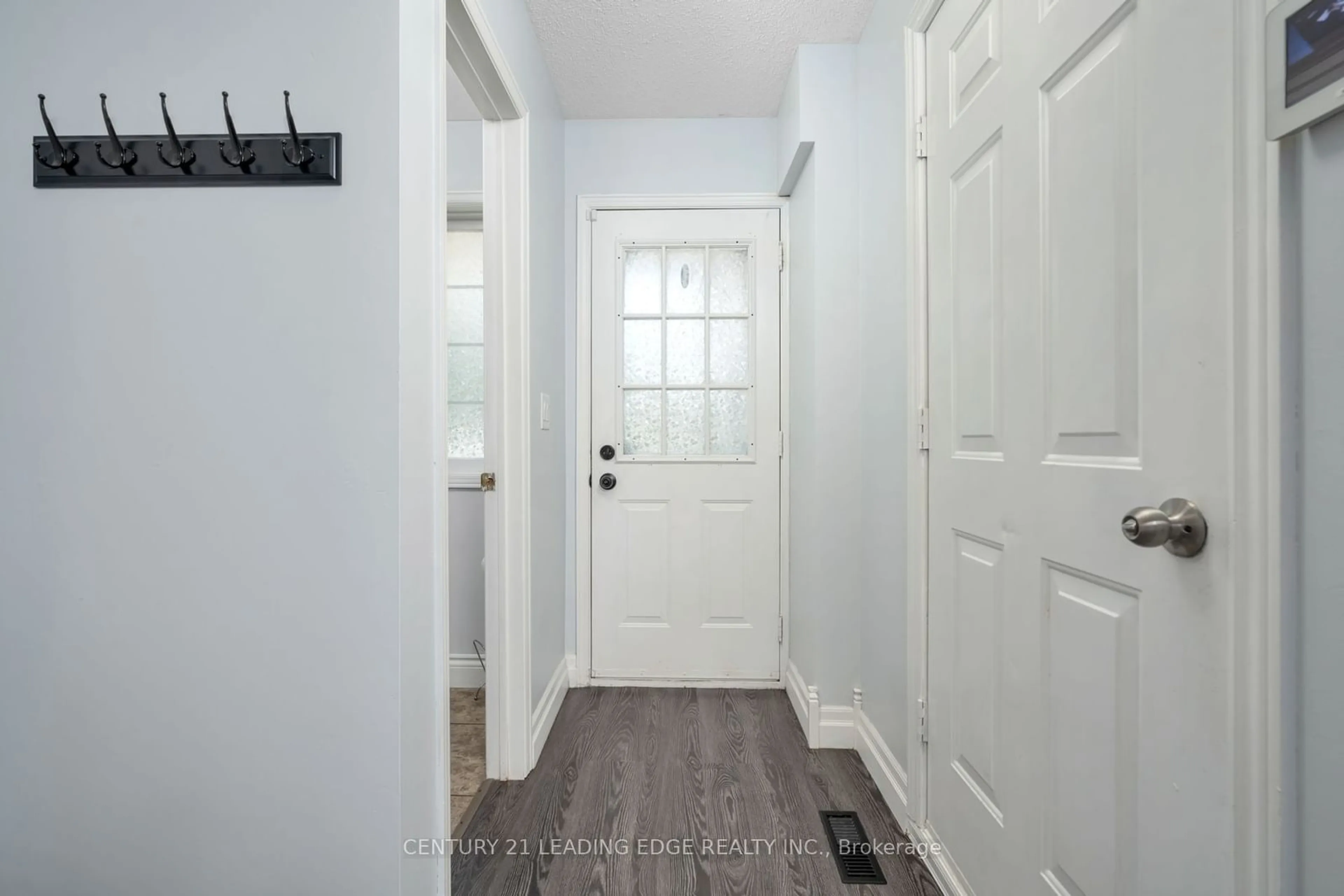 Indoor entryway for 324 Elgin St, Oshawa Ontario L1J 2P3