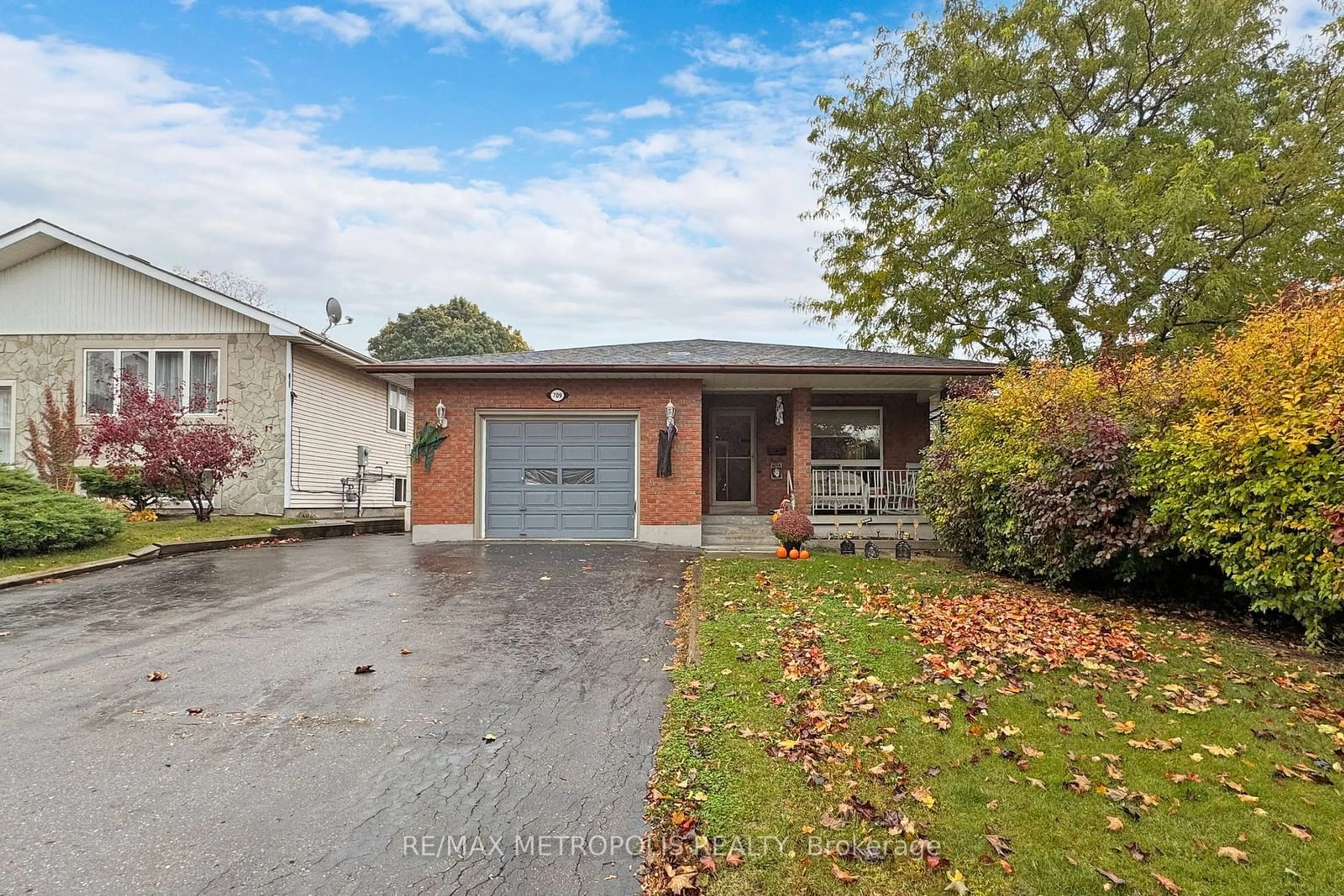 Frontside or backside of a home for 709 Keates Ave, Oshawa Ontario L1H 7Y3