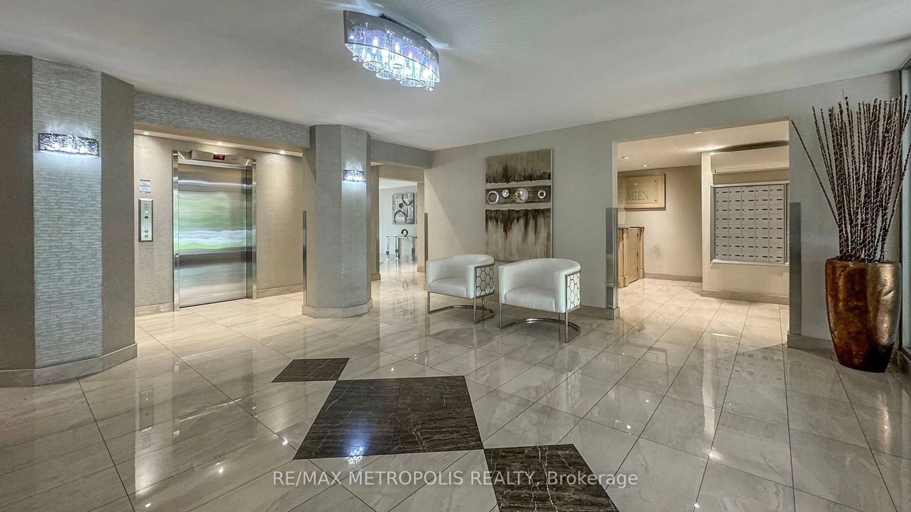 Indoor lobby for 2 Glamorgan Ave #509, Toronto Ontario M1P 2M8