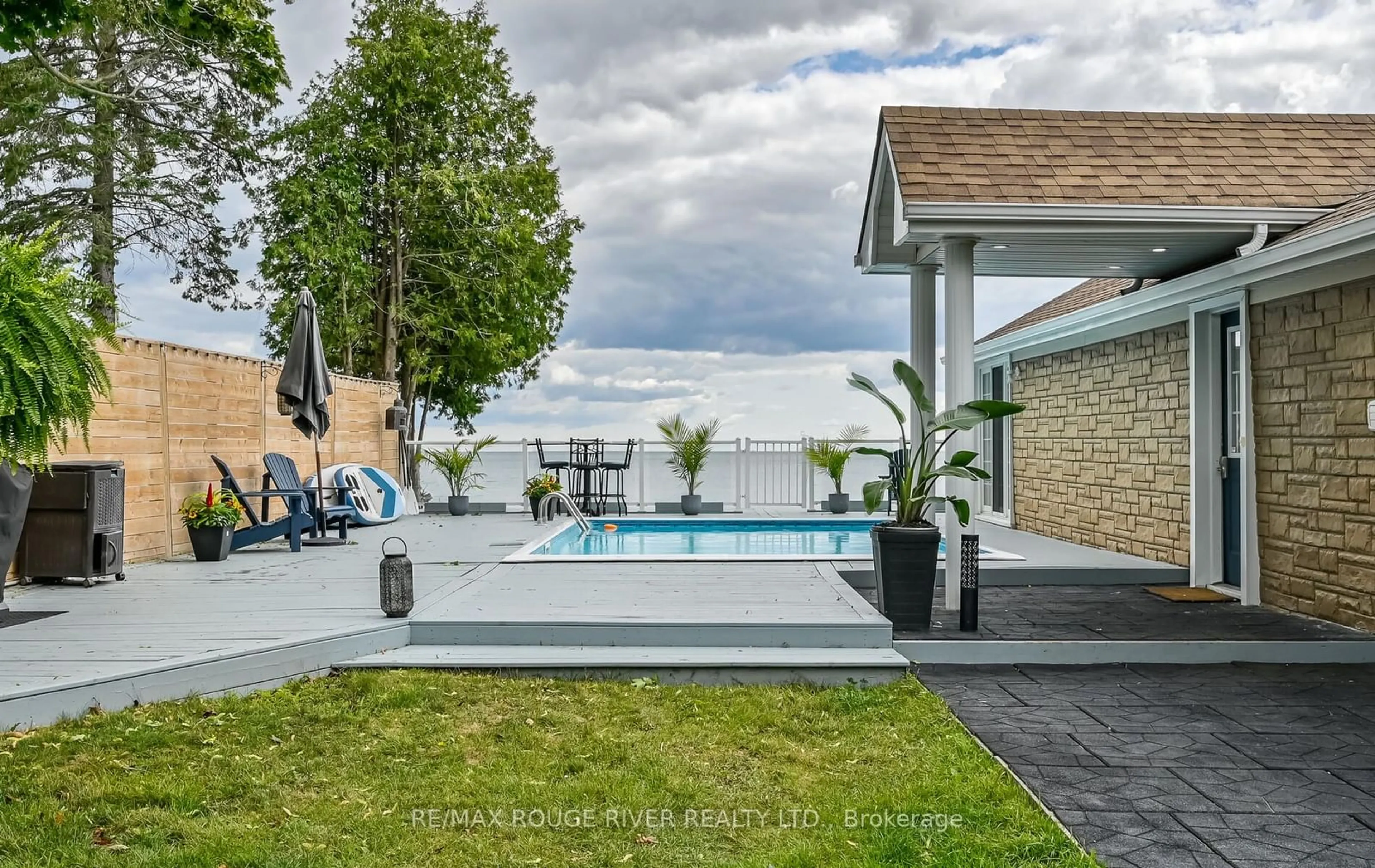 Indoor or outdoor pool for 59 Cedar Crest Beach Rd, Clarington Ontario L1C 3K3