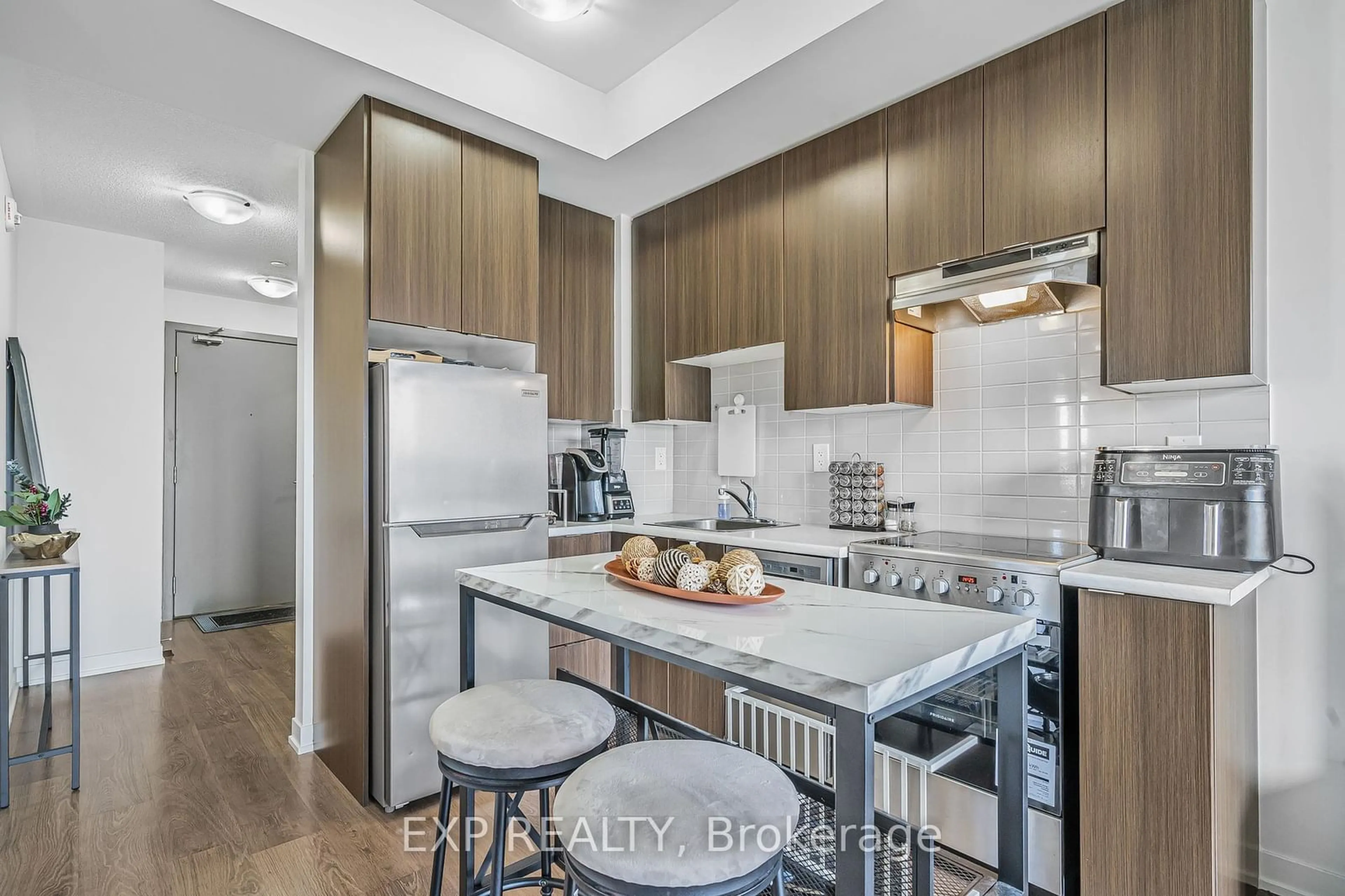 Contemporary kitchen for 20 Orchid Place Dr #404, Toronto Ontario M1B 0E1