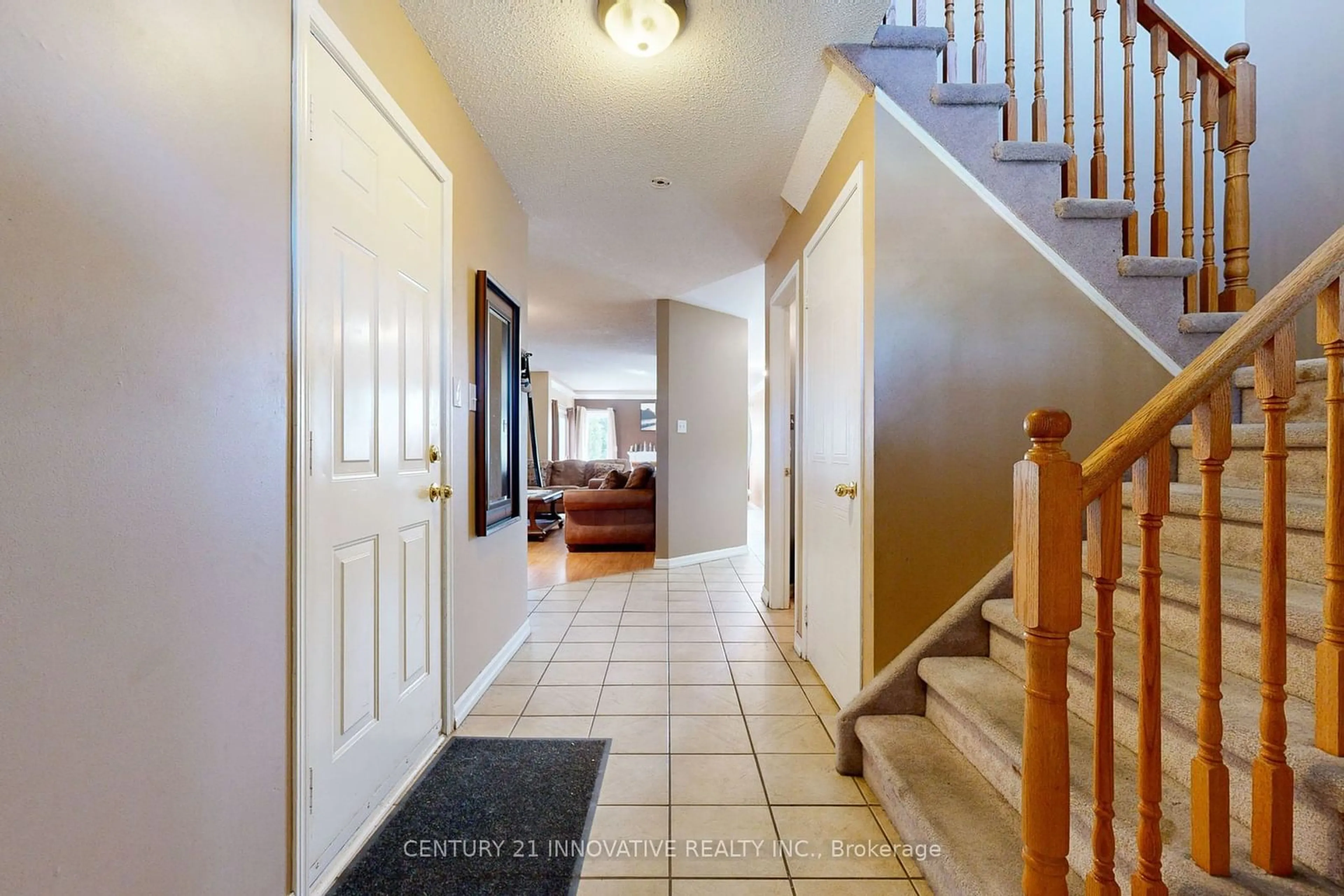 Indoor entryway, wood floors for 1910 Dalhousie Cres, Oshawa Ontario L1G 8C4