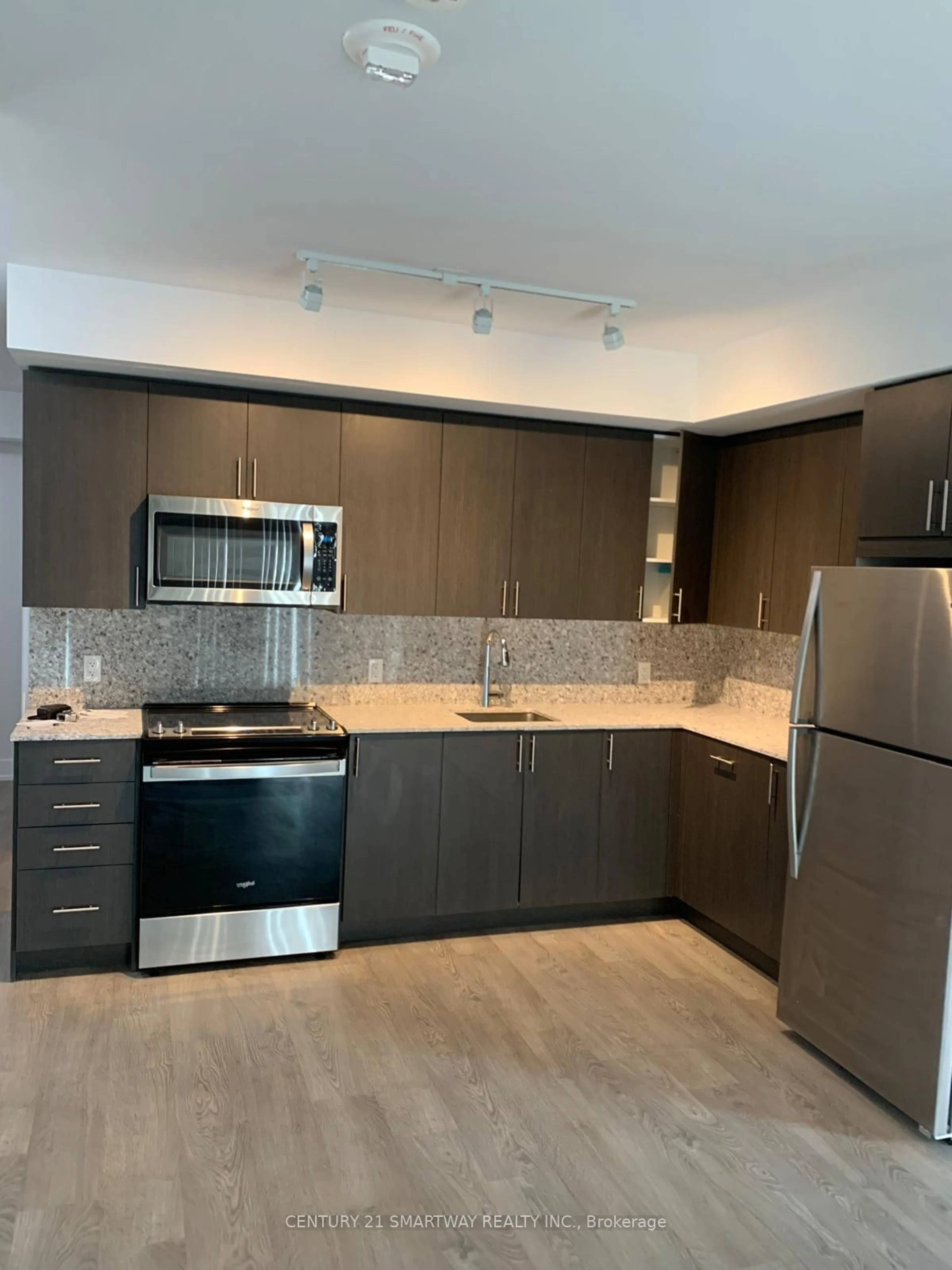 Standard kitchen for 2550 Simcoe St #217, Oshawa Ontario L1L 0R5