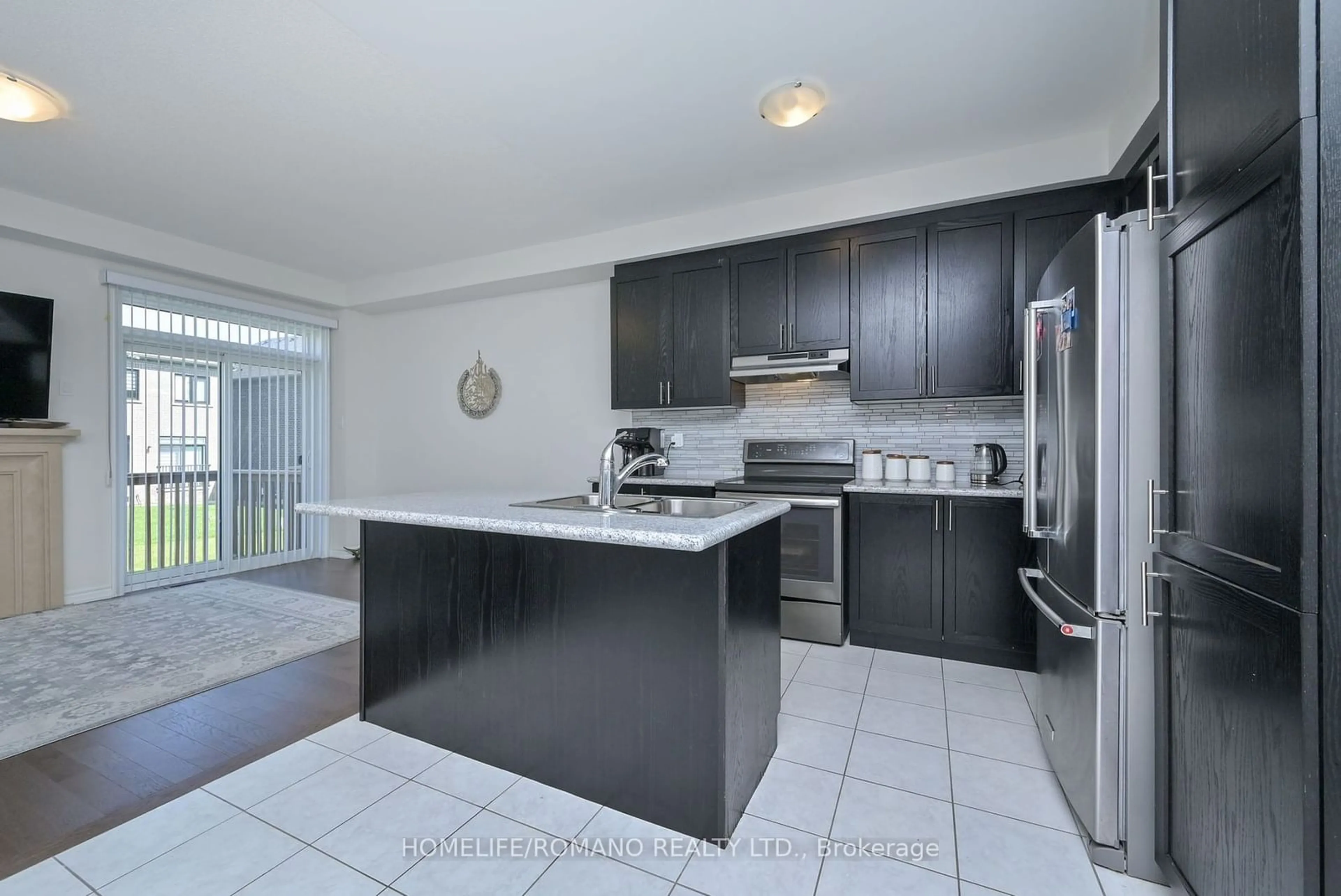 Open concept kitchen for 18 Bromfield St, Whitby Ontario L1P 0P8