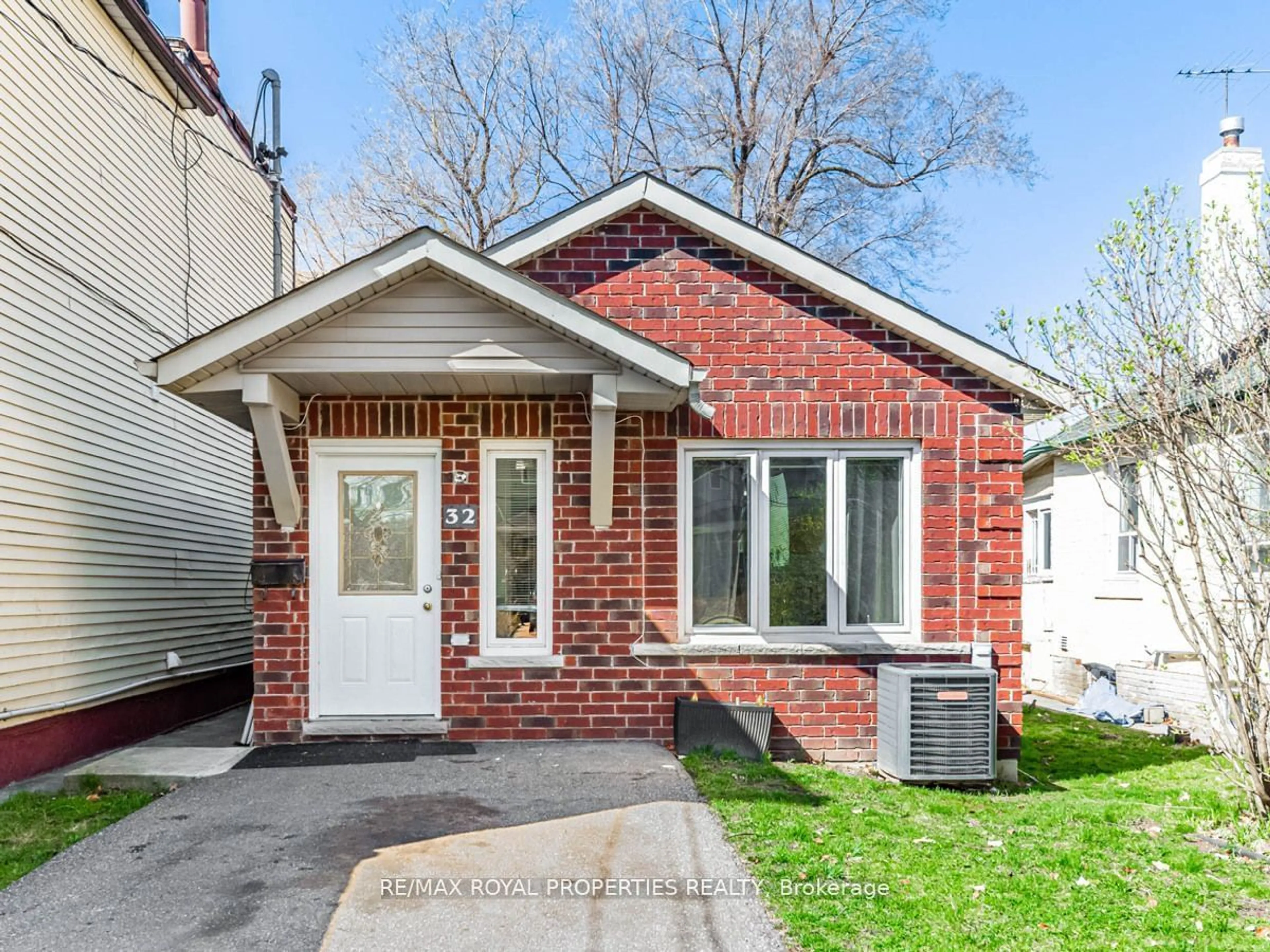 Home with brick exterior material for 32 St Dunstan Dr, Toronto Ontario M1L 2V3