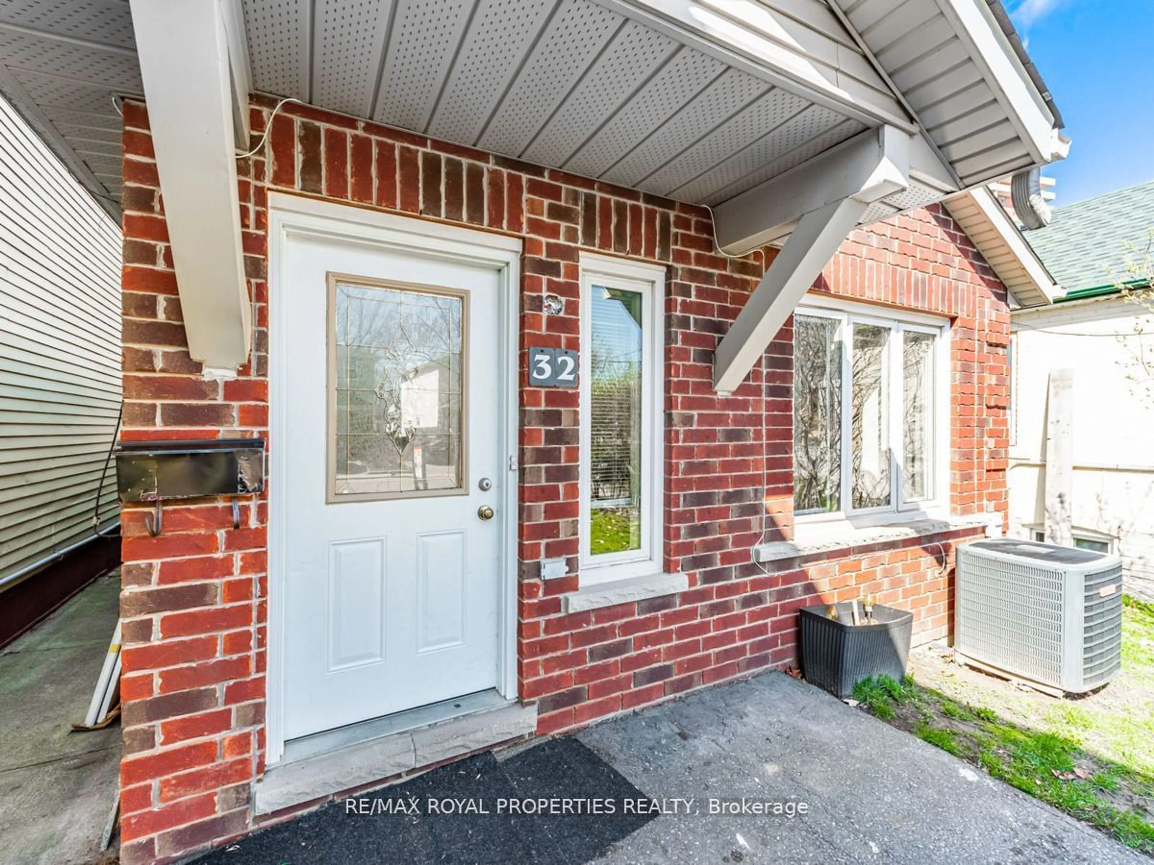 Home with brick exterior material for 32 St Dunstan Dr, Toronto Ontario M1L 2V3