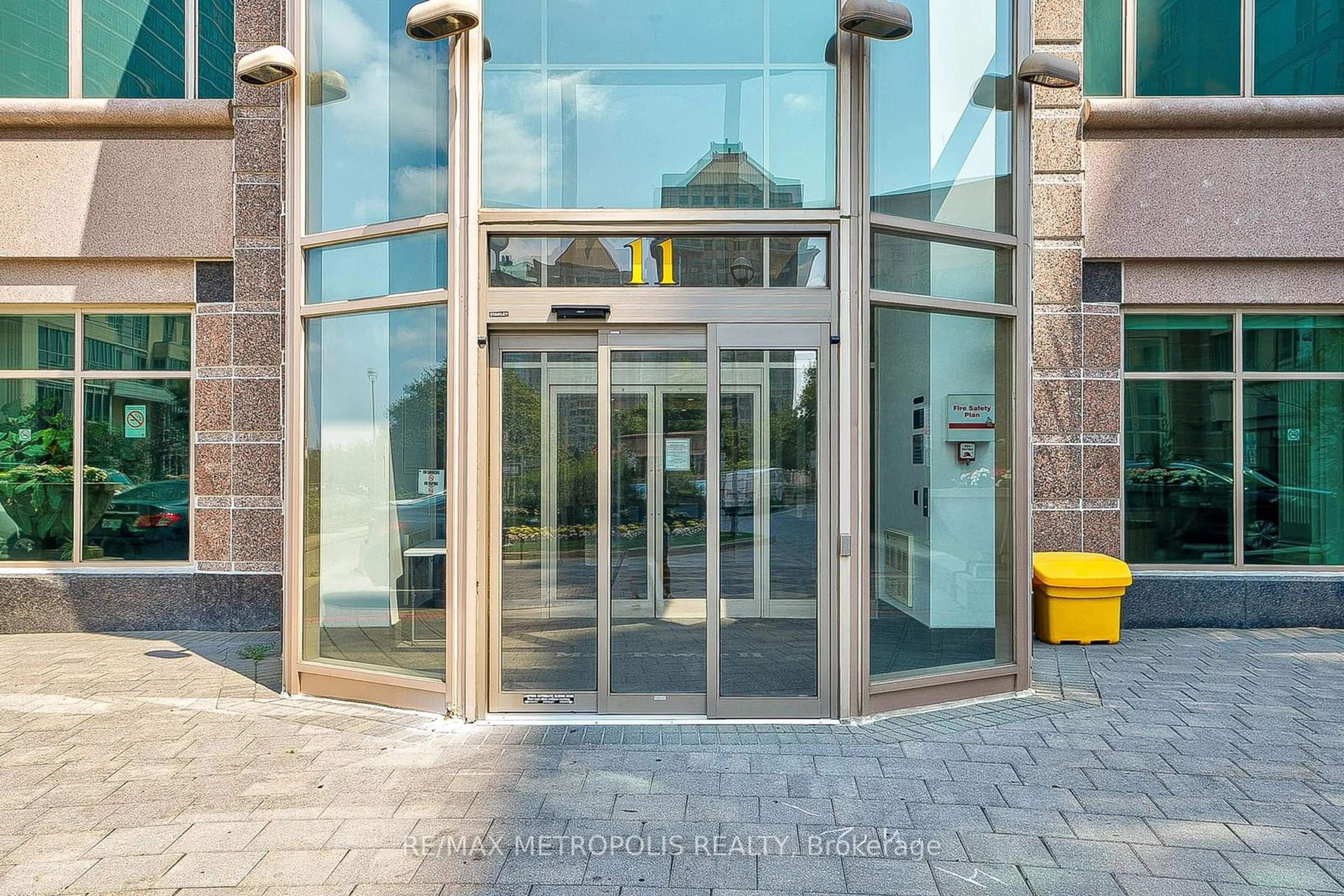 Indoor foyer for 11 Lee Centre Dr #PH109, Toronto Ontario M1H 3J5