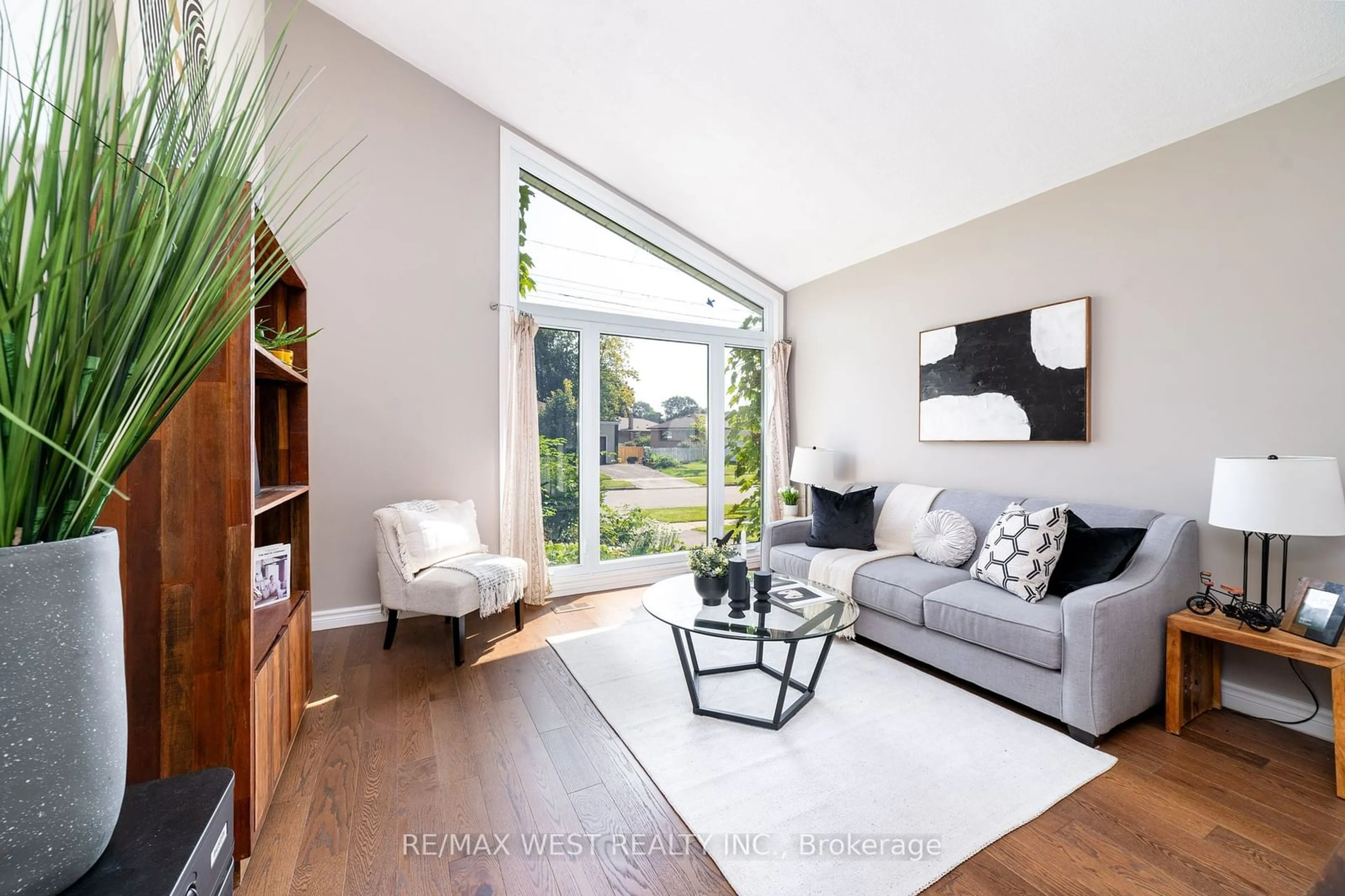 Living room, wood floors for 10 Rowallan Dr, Toronto Ontario M1E 2Y4