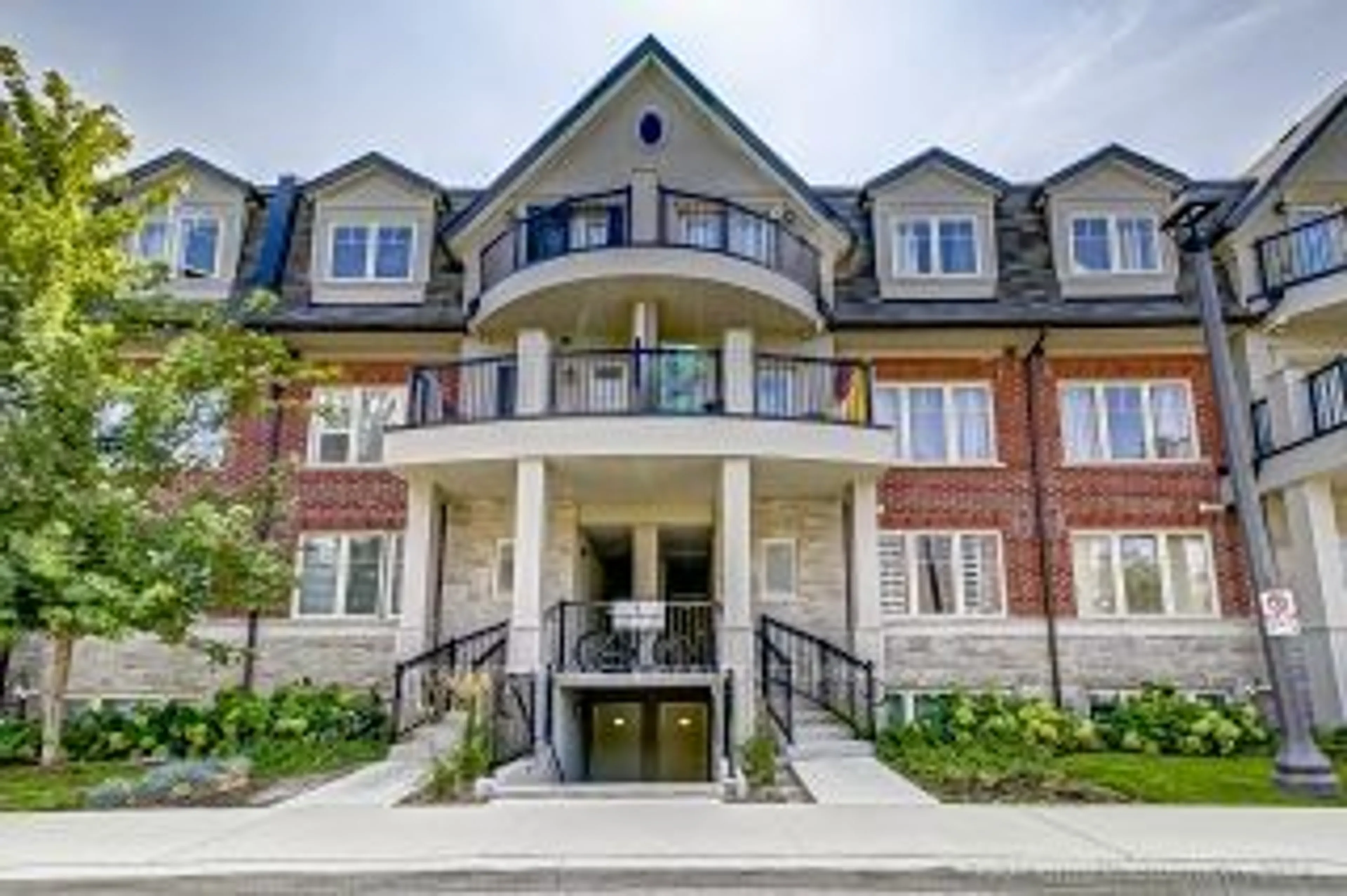 A pic from exterior of the house or condo for 1 Eaton Park Lane #21, Toronto Ontario M1W 0A5