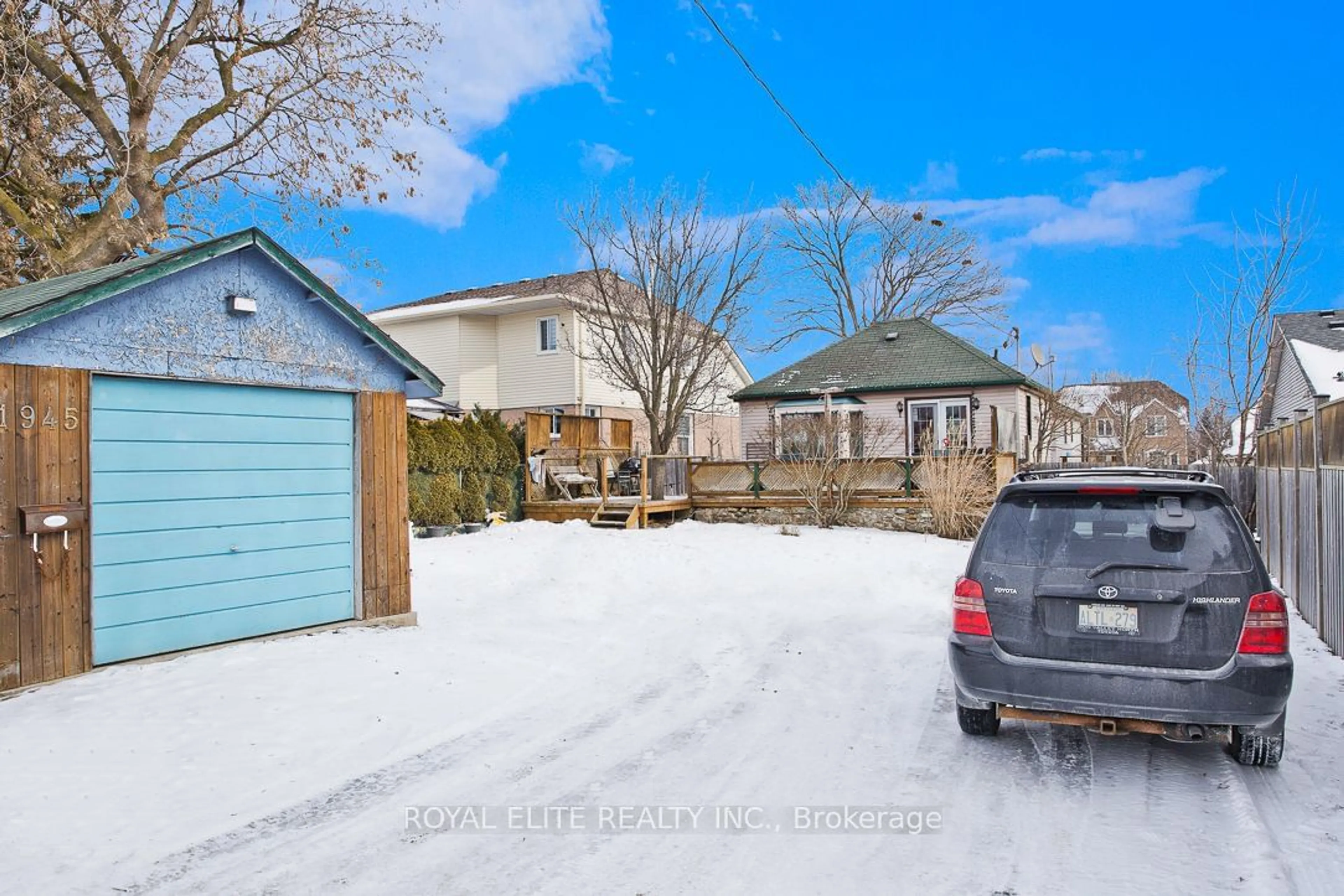 Fenced yard for 1945 Whites Rd, Pickering Ontario L1V 6P2