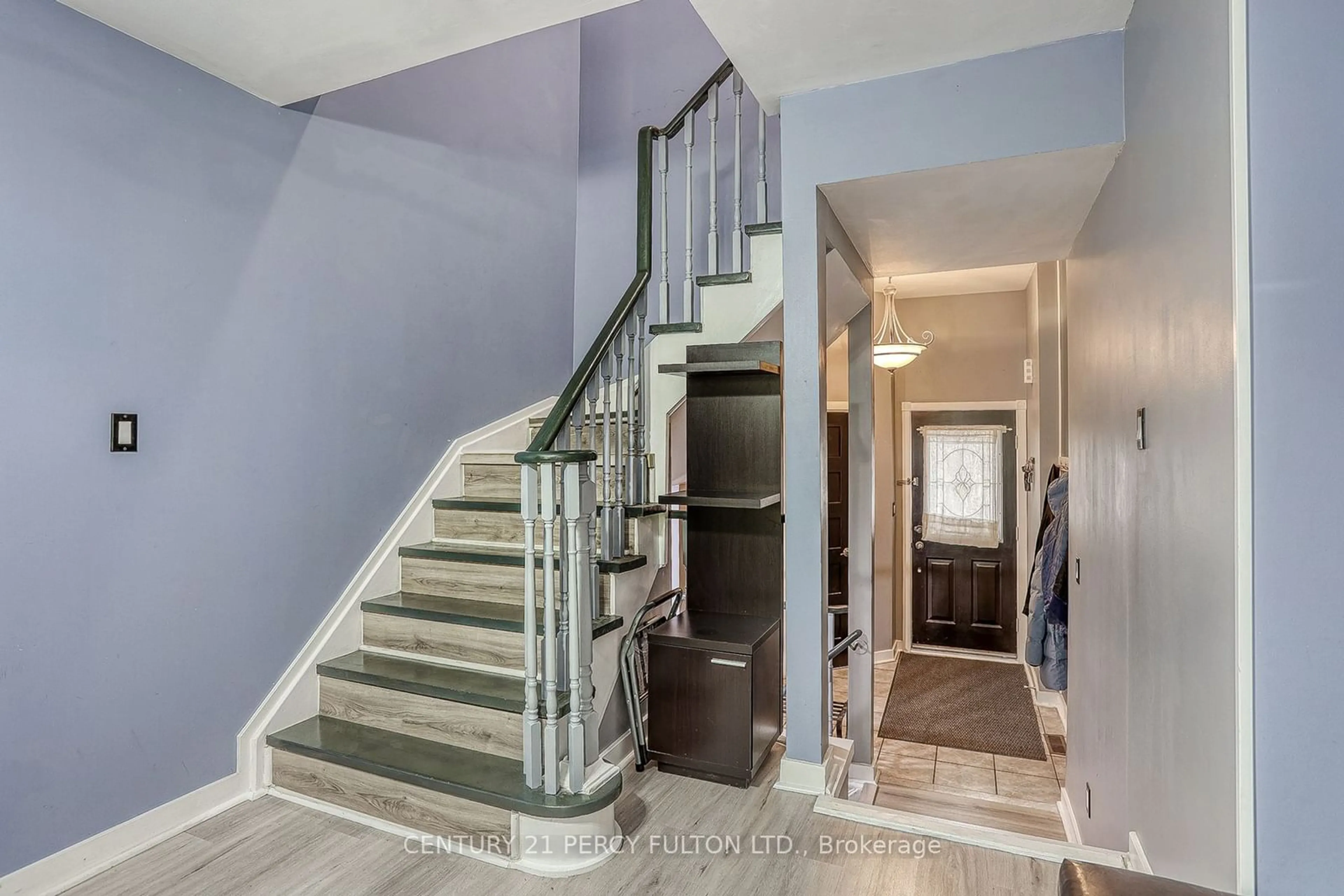 Stairs for 1692 Woodgate Tr, Oshawa Ontario L1G 8B5