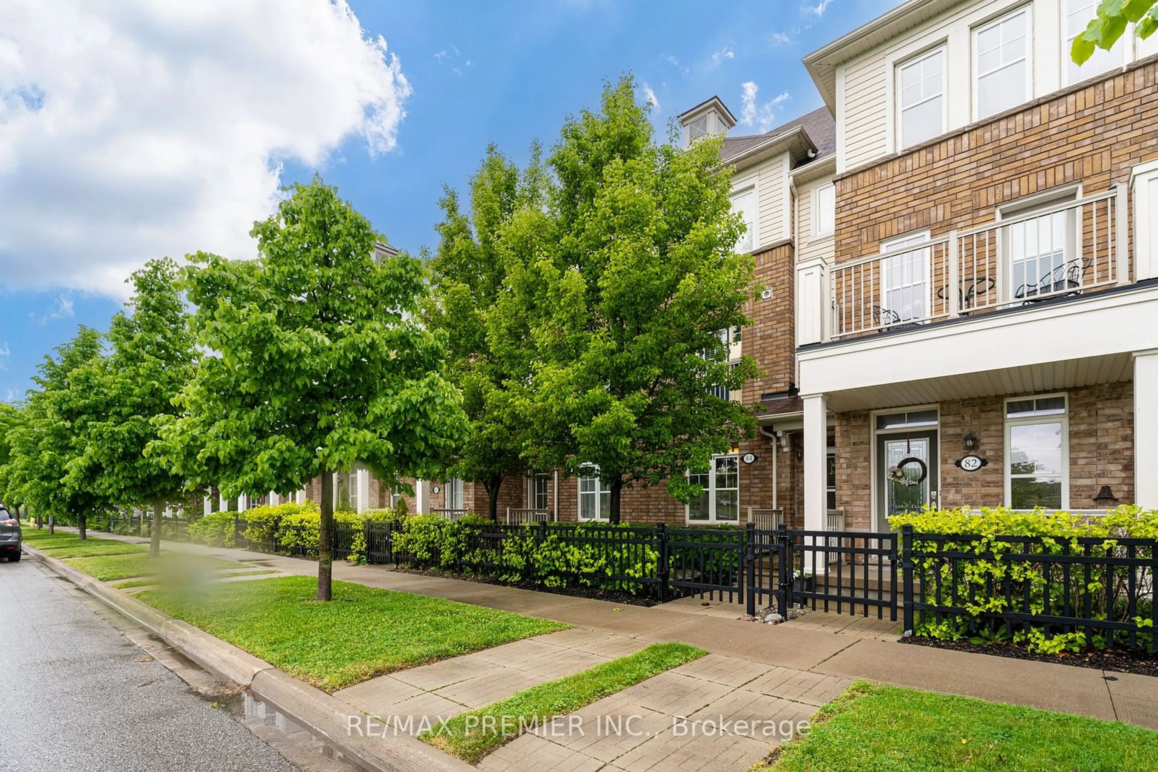 A pic from exterior of the house or condo for 84 Harbourside Dr, Whitby Ontario L1N 0H7