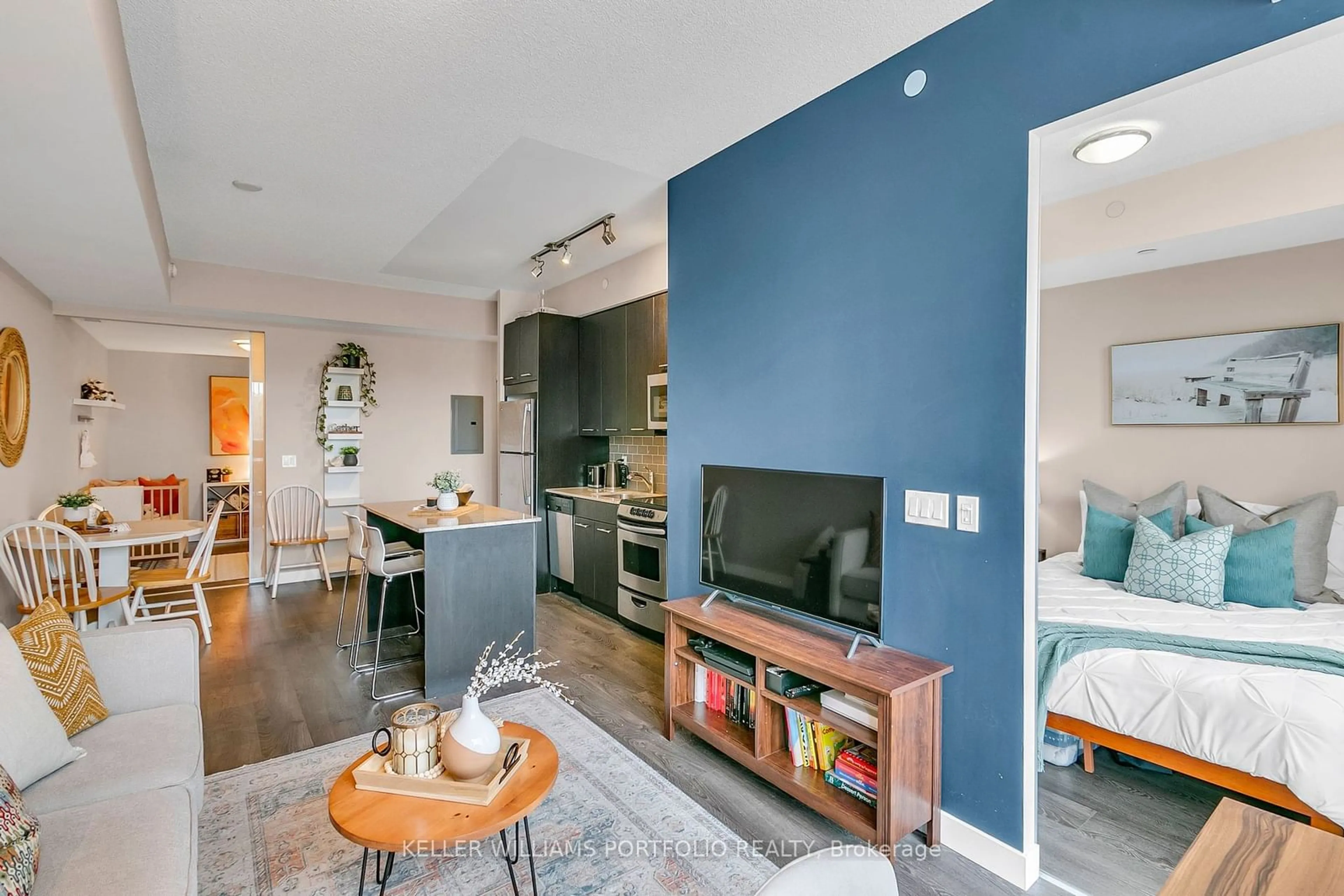 Living room for 2055 Danforth Ave #406, Toronto Ontario M4C 1J8