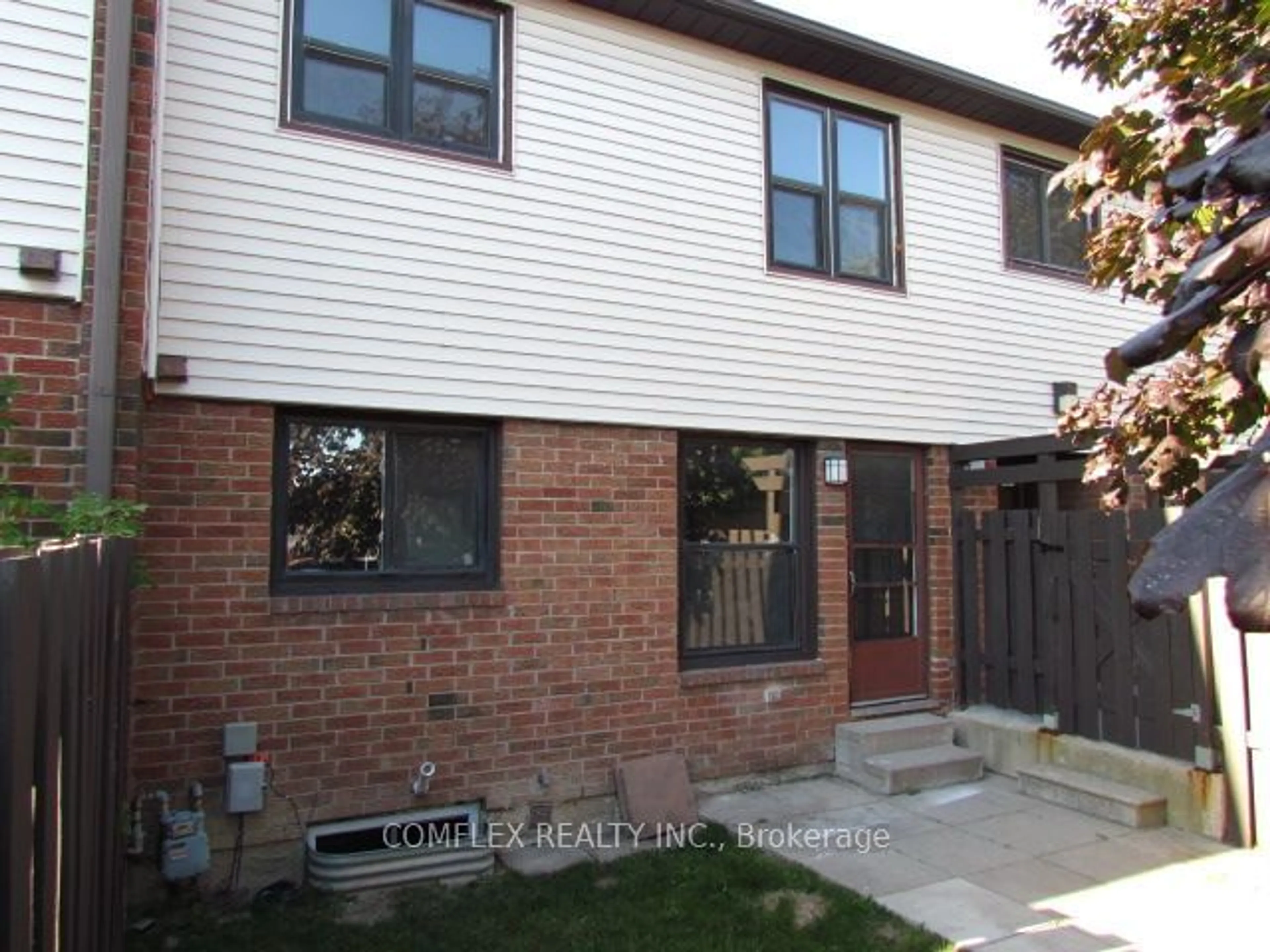 Home with brick exterior material for 960 Glen St #23, Oshawa Ontario L1J 6E8