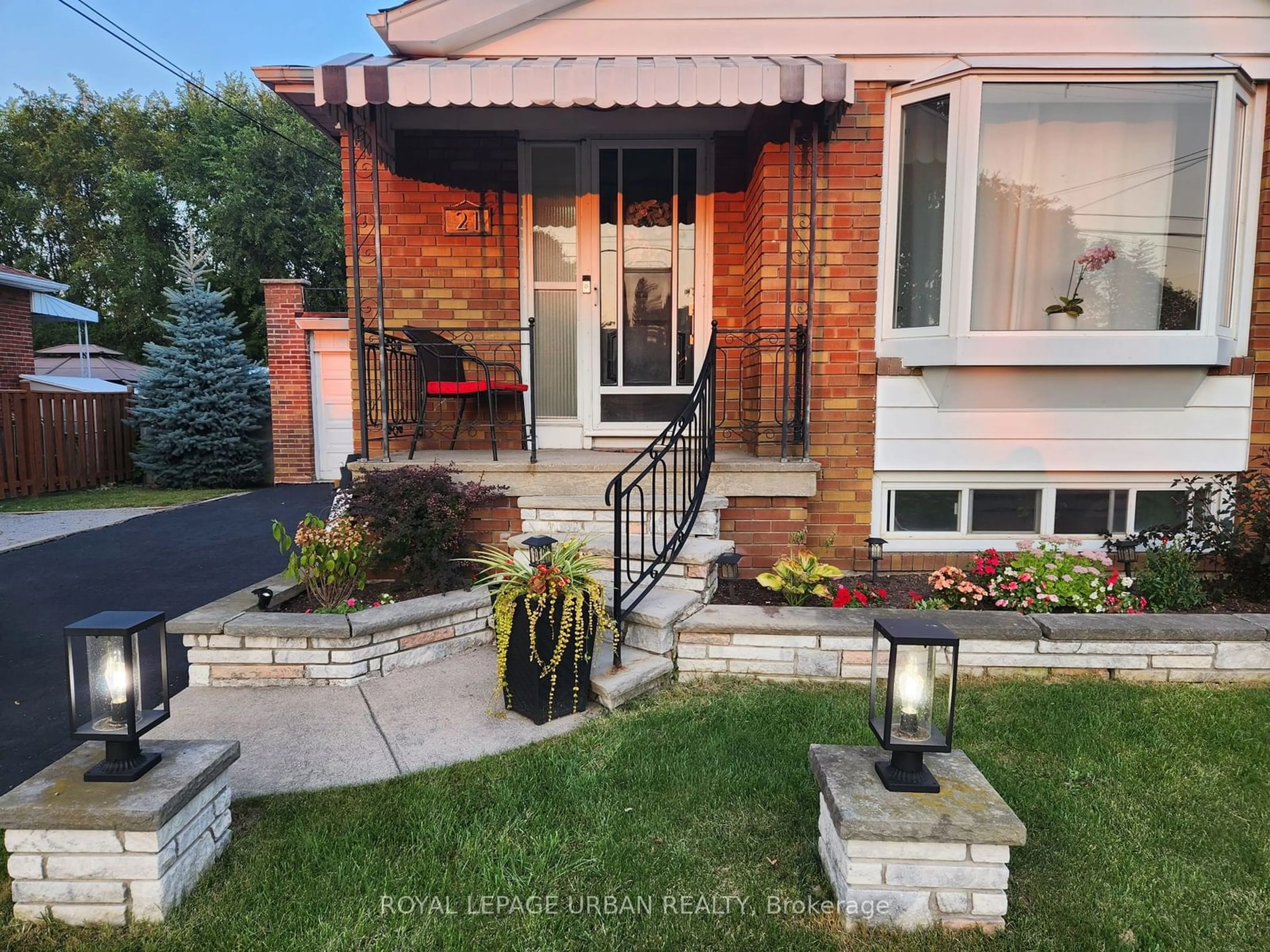 Home with brick exterior material for 21 White Abbey Park, Toronto Ontario M1R 4R3