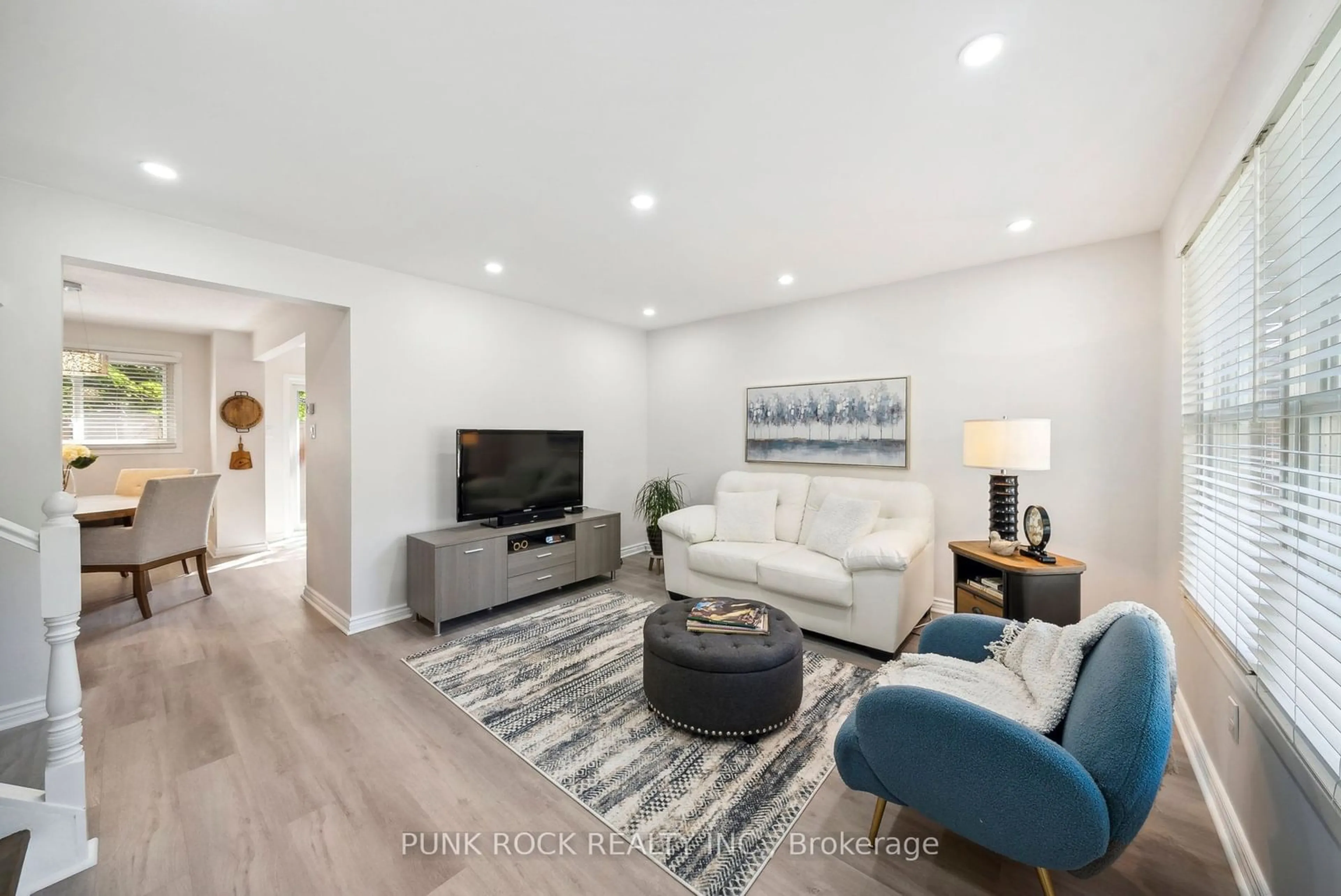 Living room for 1230 Radom St #6, Pickering Ontario L1W 3B8