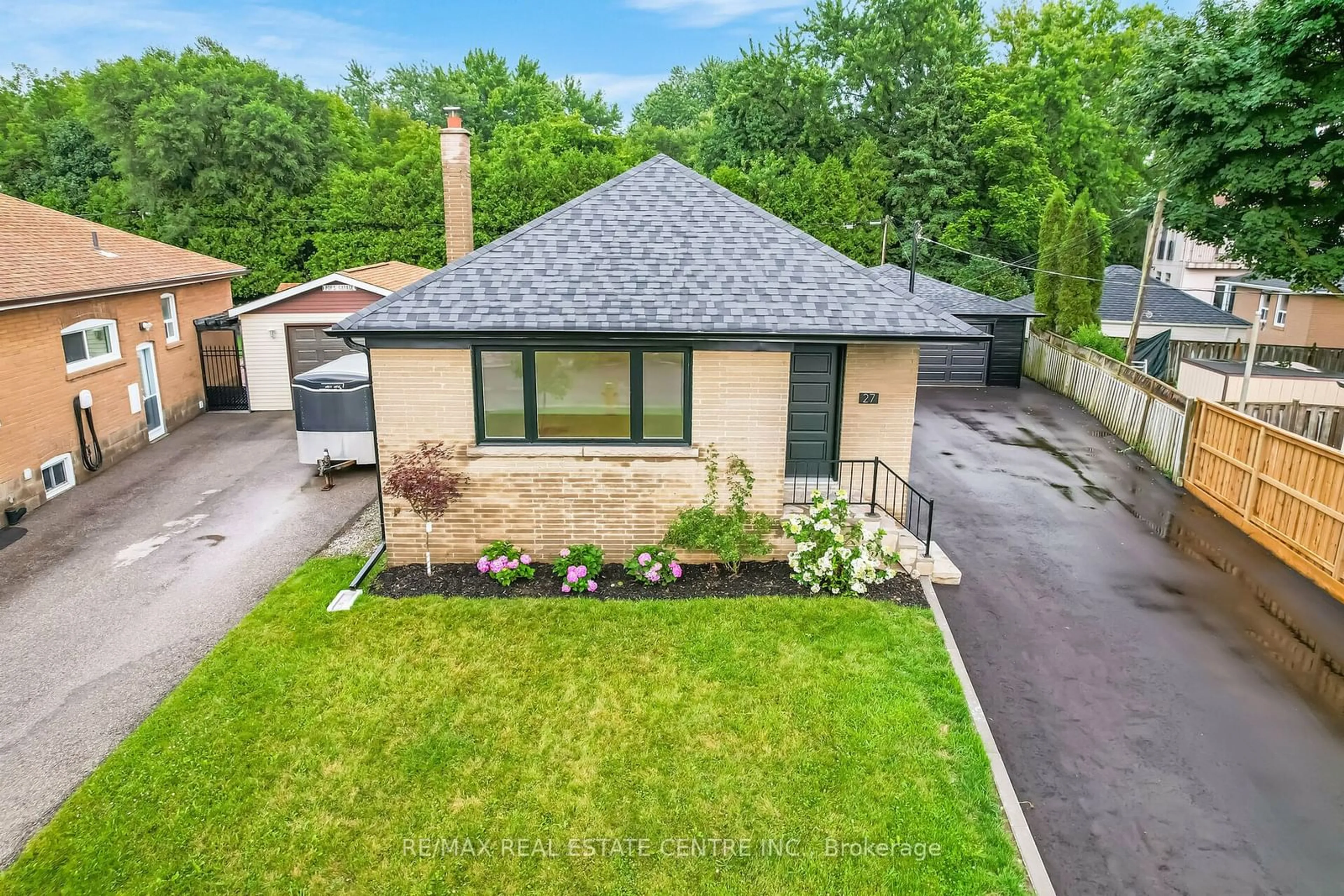 Frontside or backside of a home, cottage for 27 Garthwood Dr, Toronto Ontario M1K 2J8