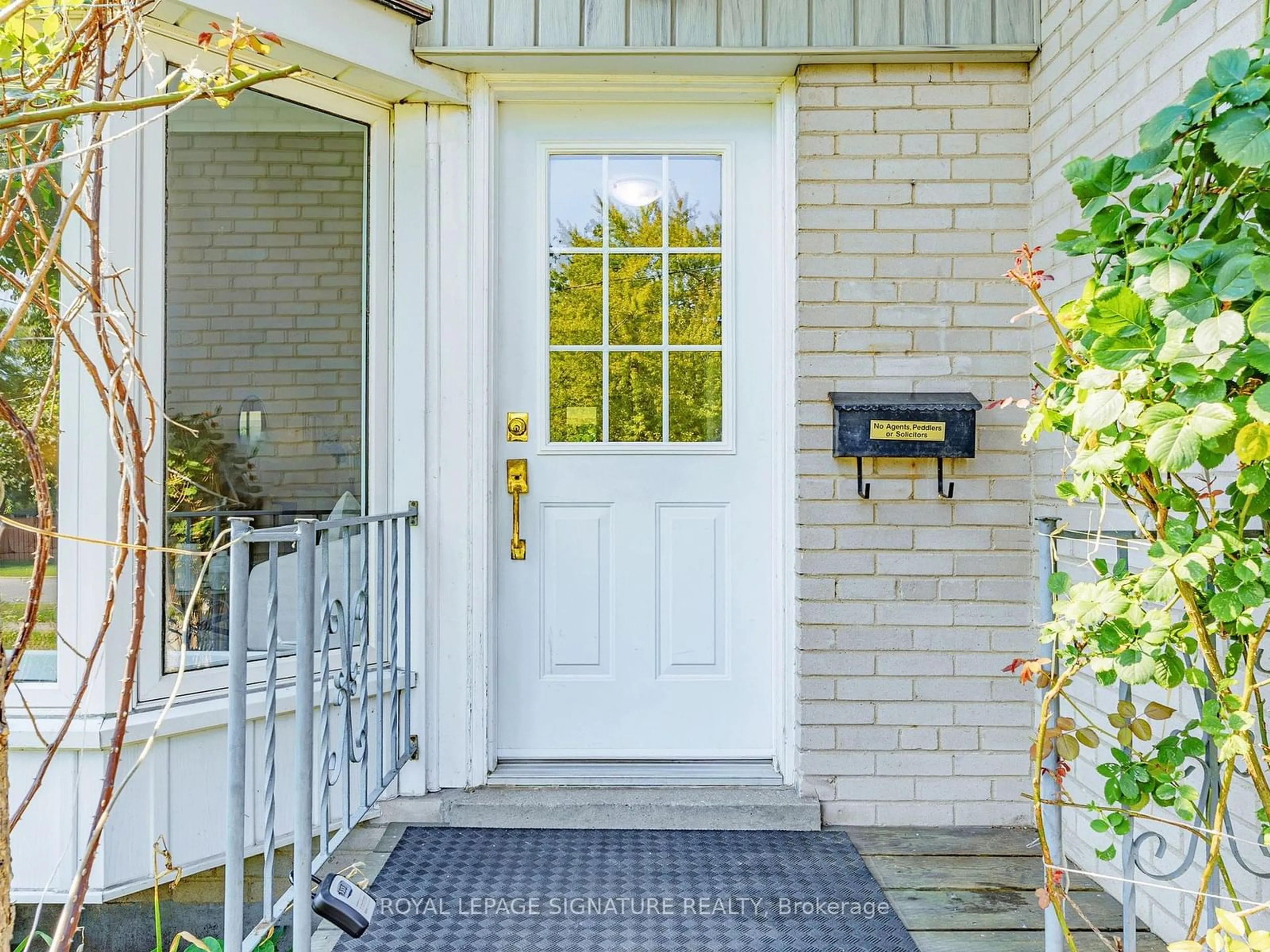 Indoor entryway for 14 Linville Rd, Toronto Ontario M1G 2K8