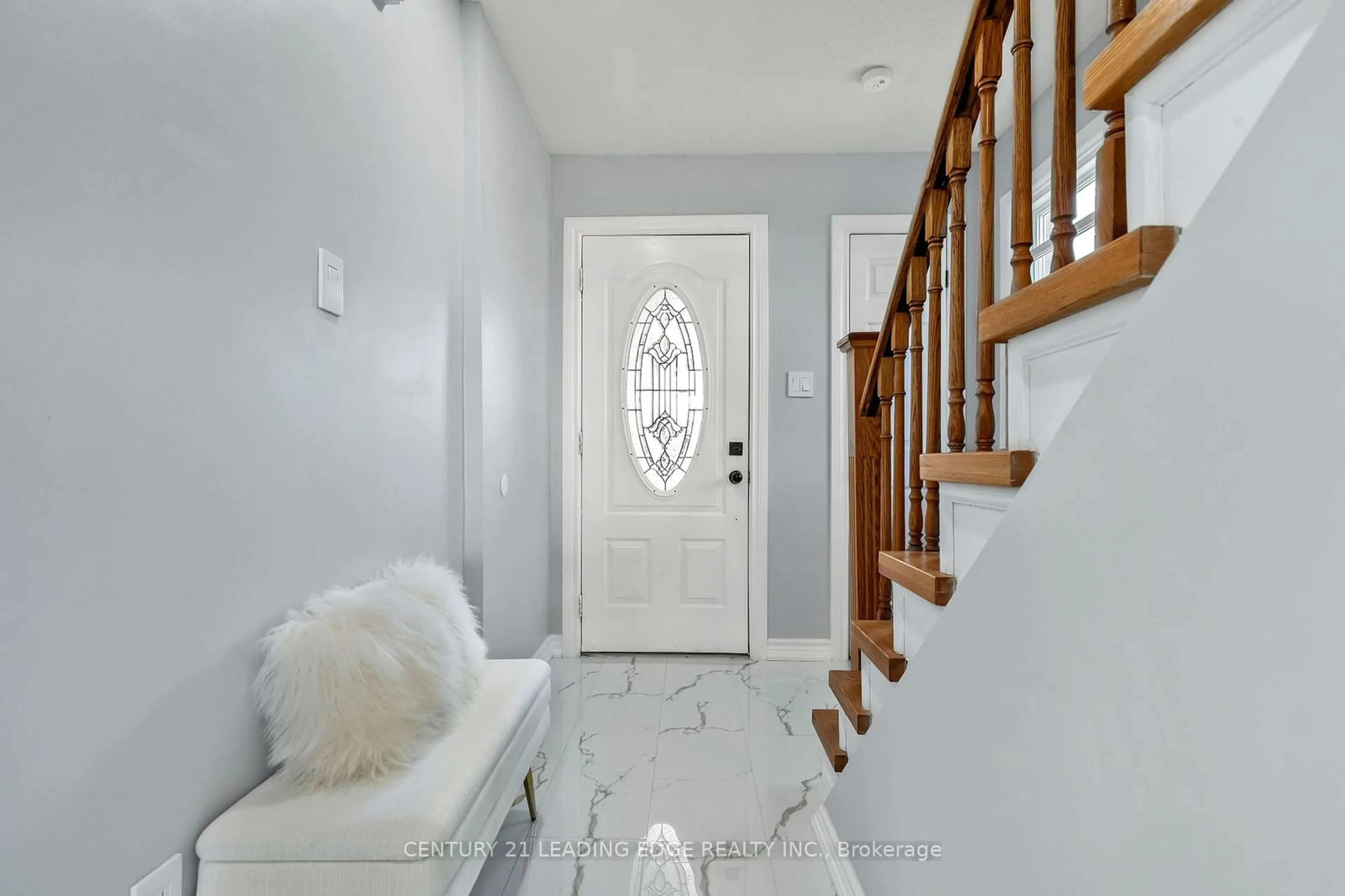 Indoor entryway, wood floors for 427 Leeds Crt, Oshawa Ontario L1J 8J2