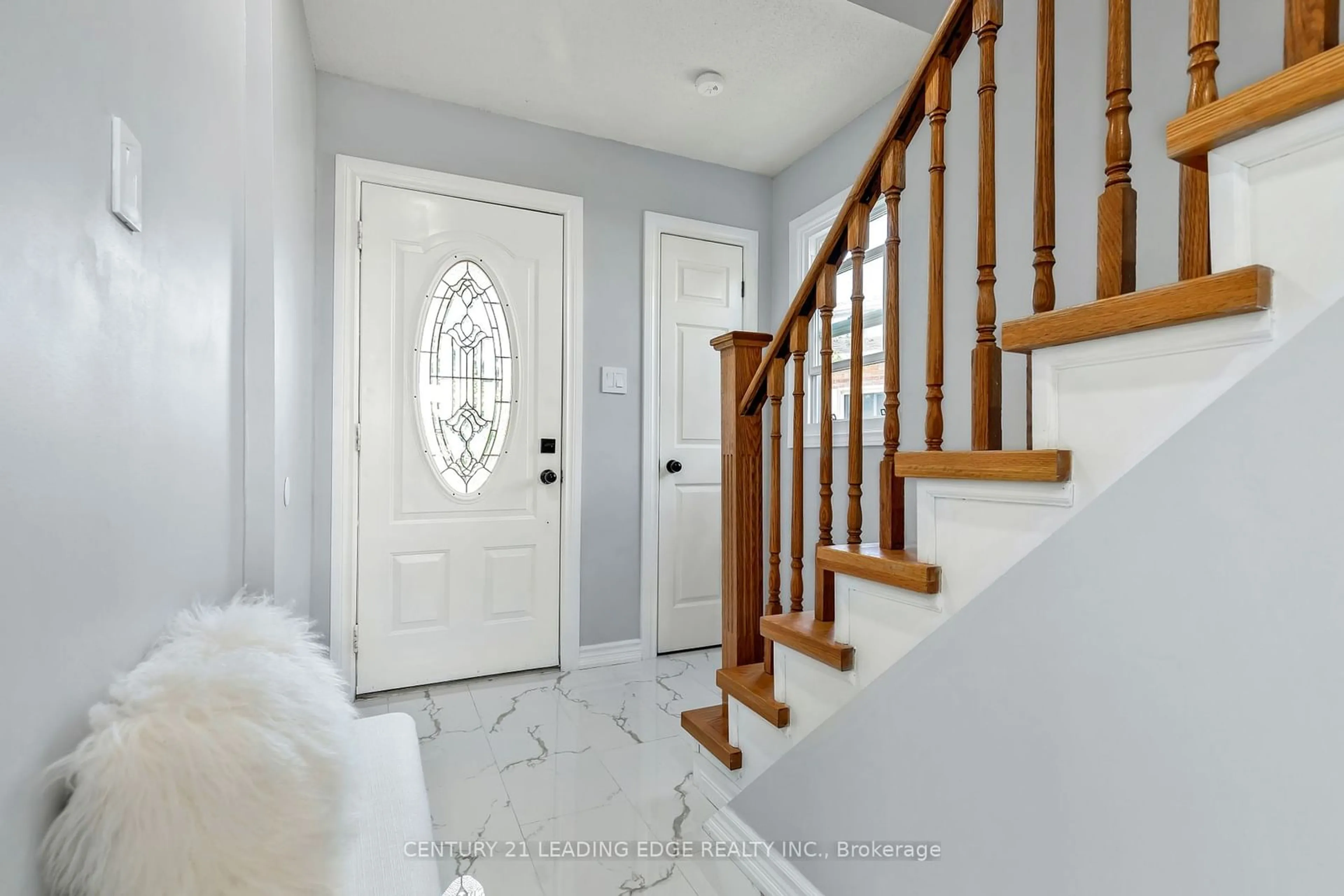 Indoor entryway, wood floors for 427 Leeds Crt, Oshawa Ontario L1J 8J2