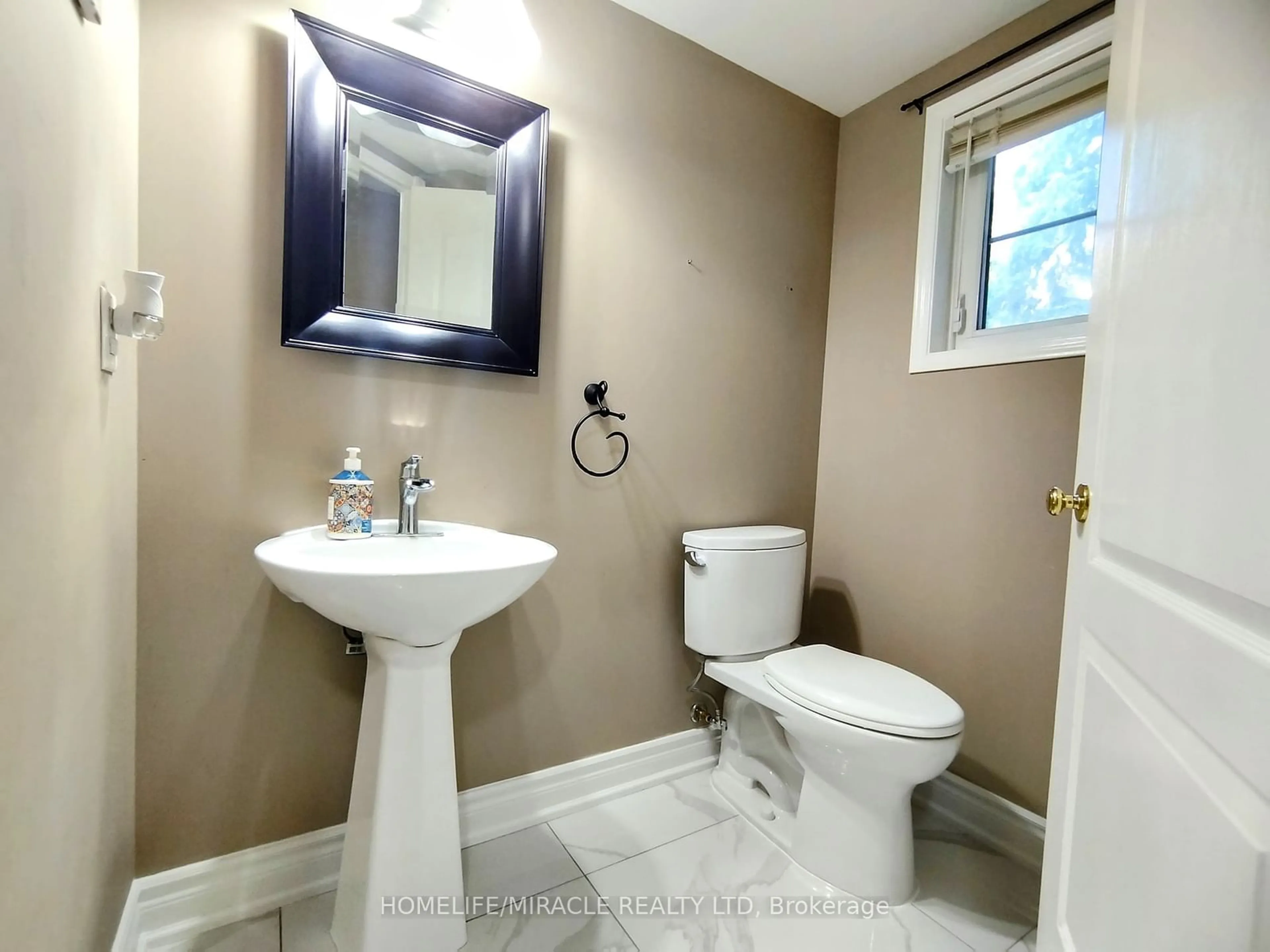 Standard bathroom for 1400 The Esplanade #317, Pickering Ontario L1V 6V2