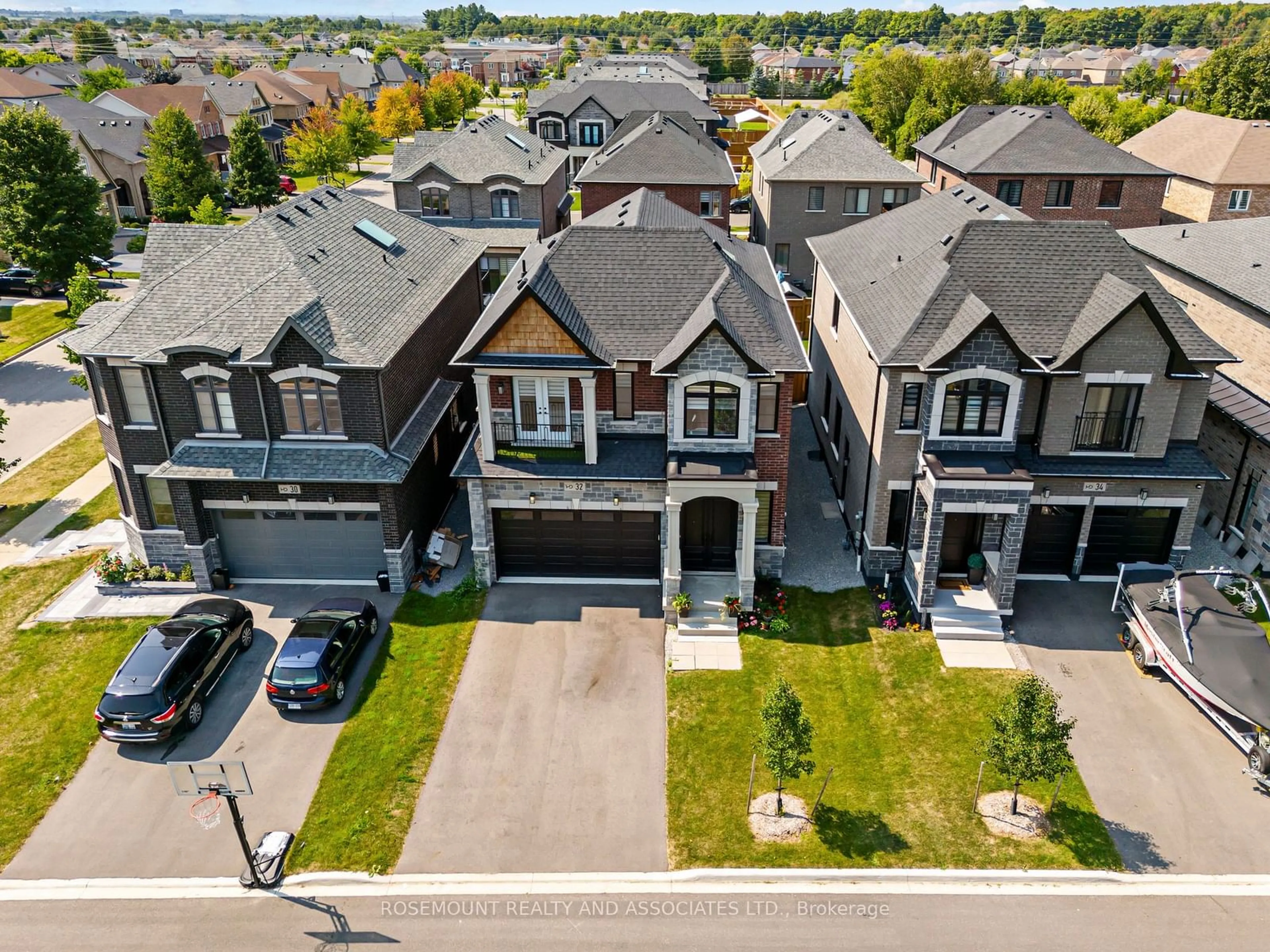 Frontside or backside of a home for 32 Archstone St, Whitby Ontario L1R 0G8