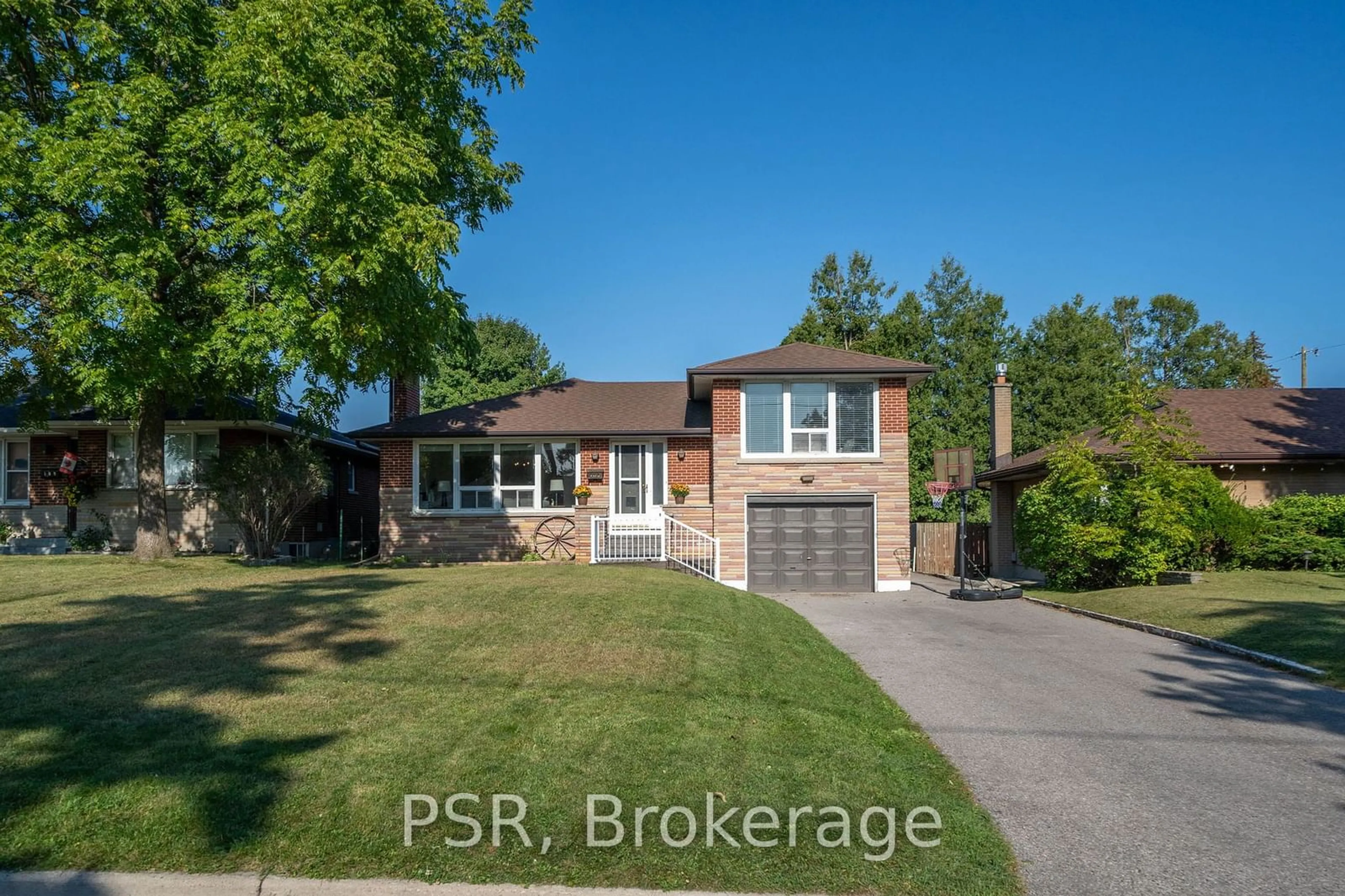 Frontside or backside of a home for 105 Harris Crt, Oshawa Ontario L1J 5K8