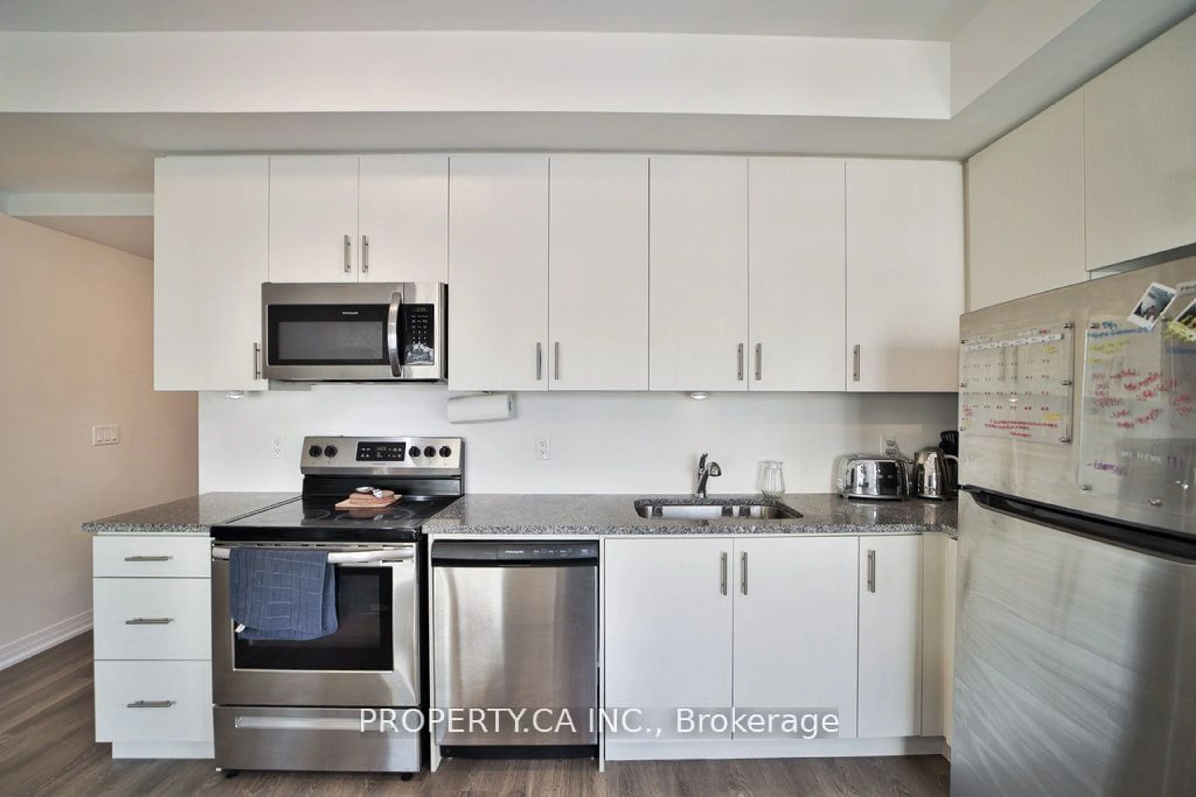 Standard kitchen for 2635 William Jackson Dr #102, Pickering Ontario L1X 0L2