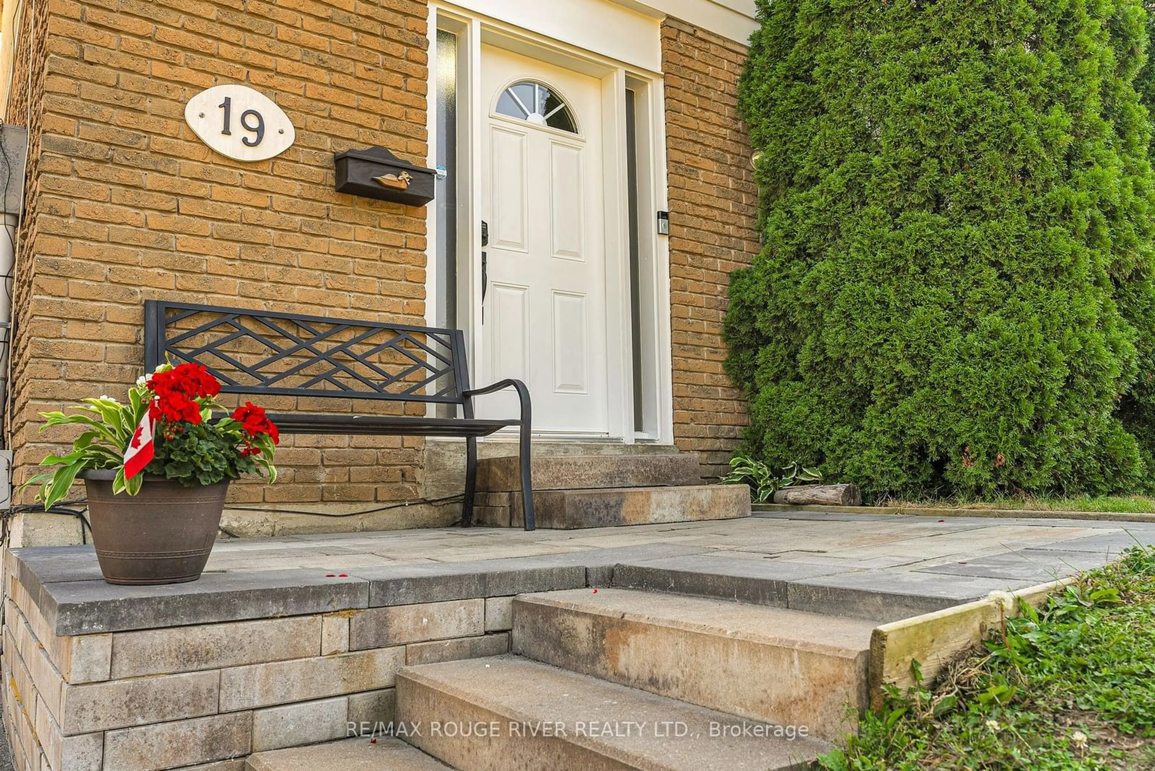 Indoor entryway for 19 Vanstone Crt, Clarington Ontario L1C 3V6