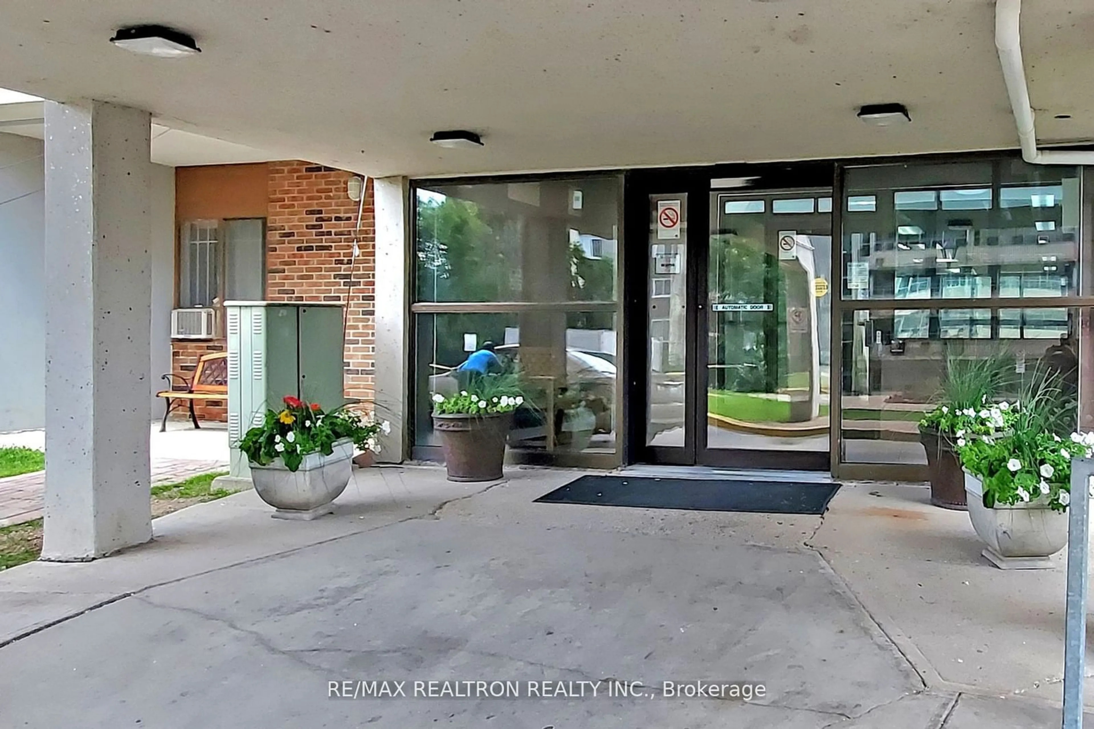 Indoor foyer, cement floor for 3380 Eglinton Ave #1411, Toronto Ontario M1J 3L6