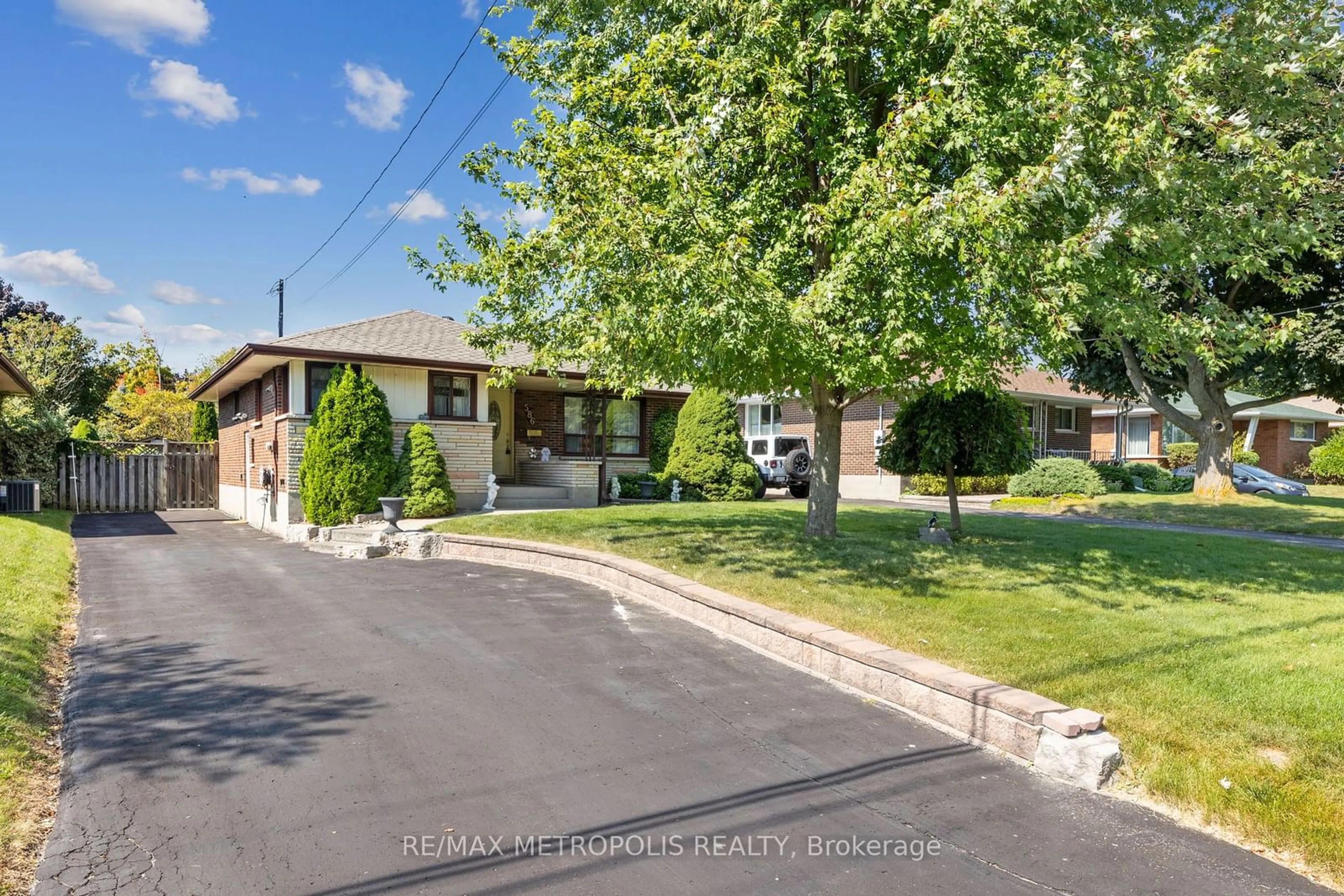 Street view for 586 Central Pk Blvd, Oshawa Ontario L1G 6A4