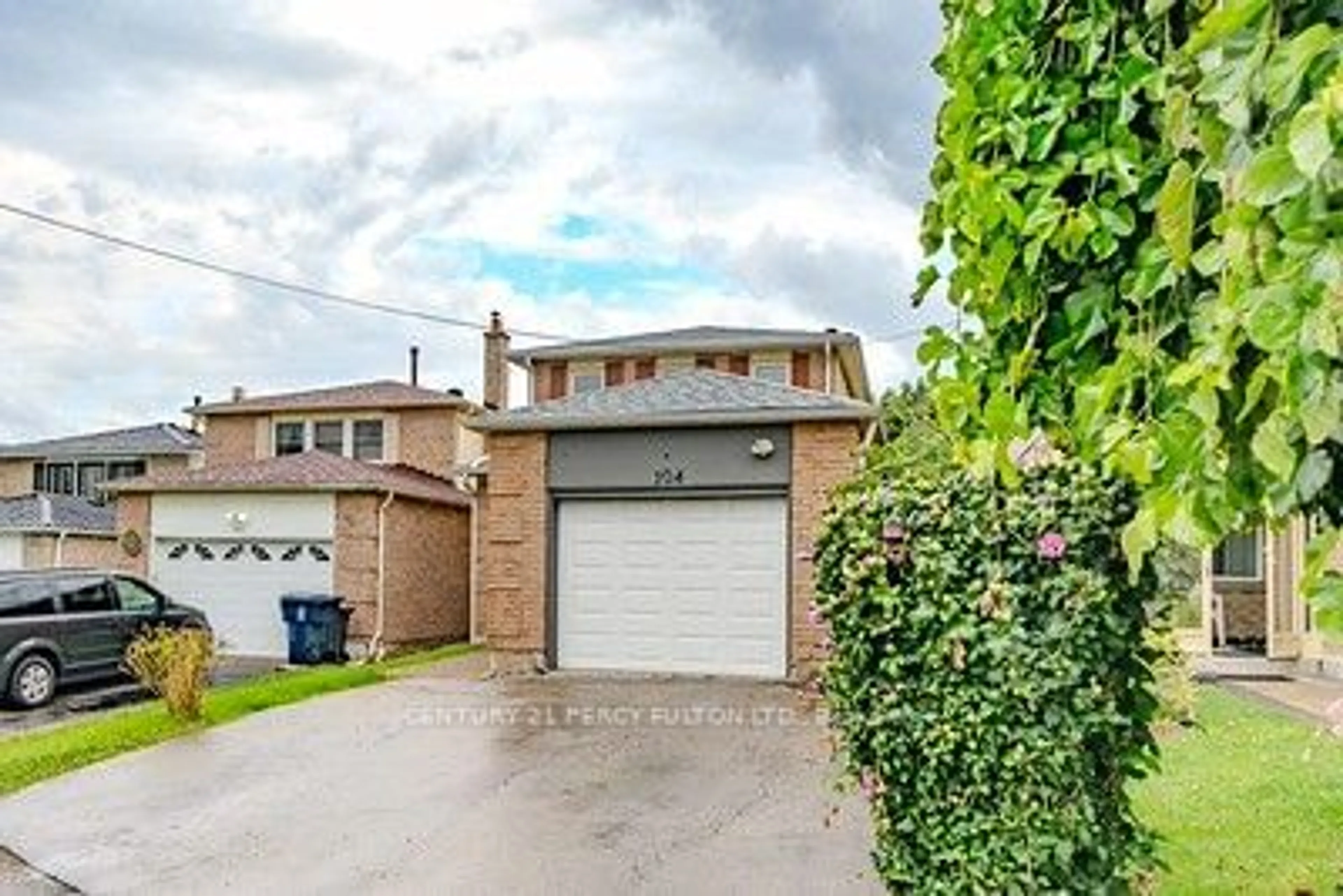 Frontside or backside of a home for 104 Shady Hollow Dr, Toronto Ontario M1V 2L8