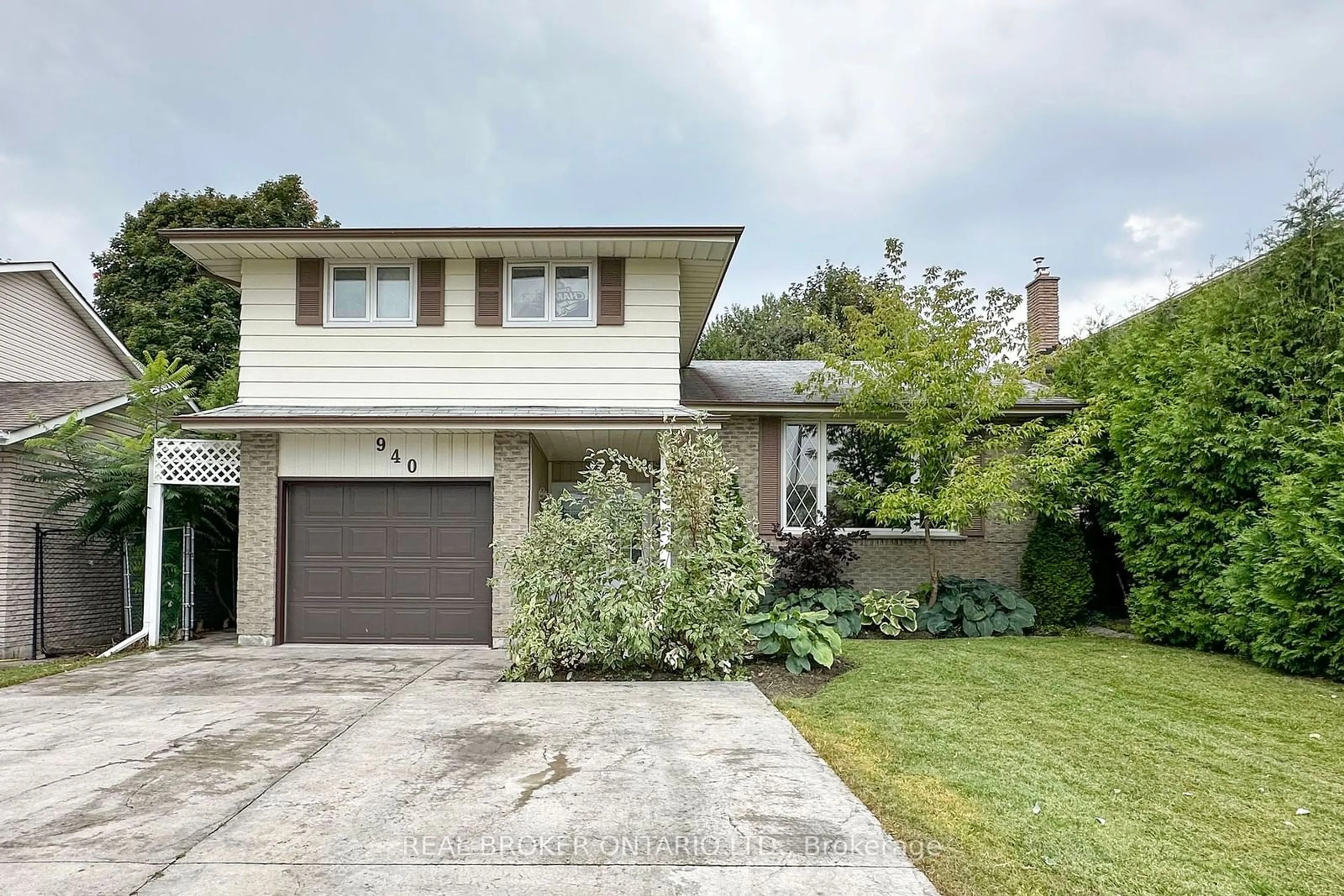 Frontside or backside of a home for 940 Central Park Blvd, Oshawa Ontario L1G 6P2