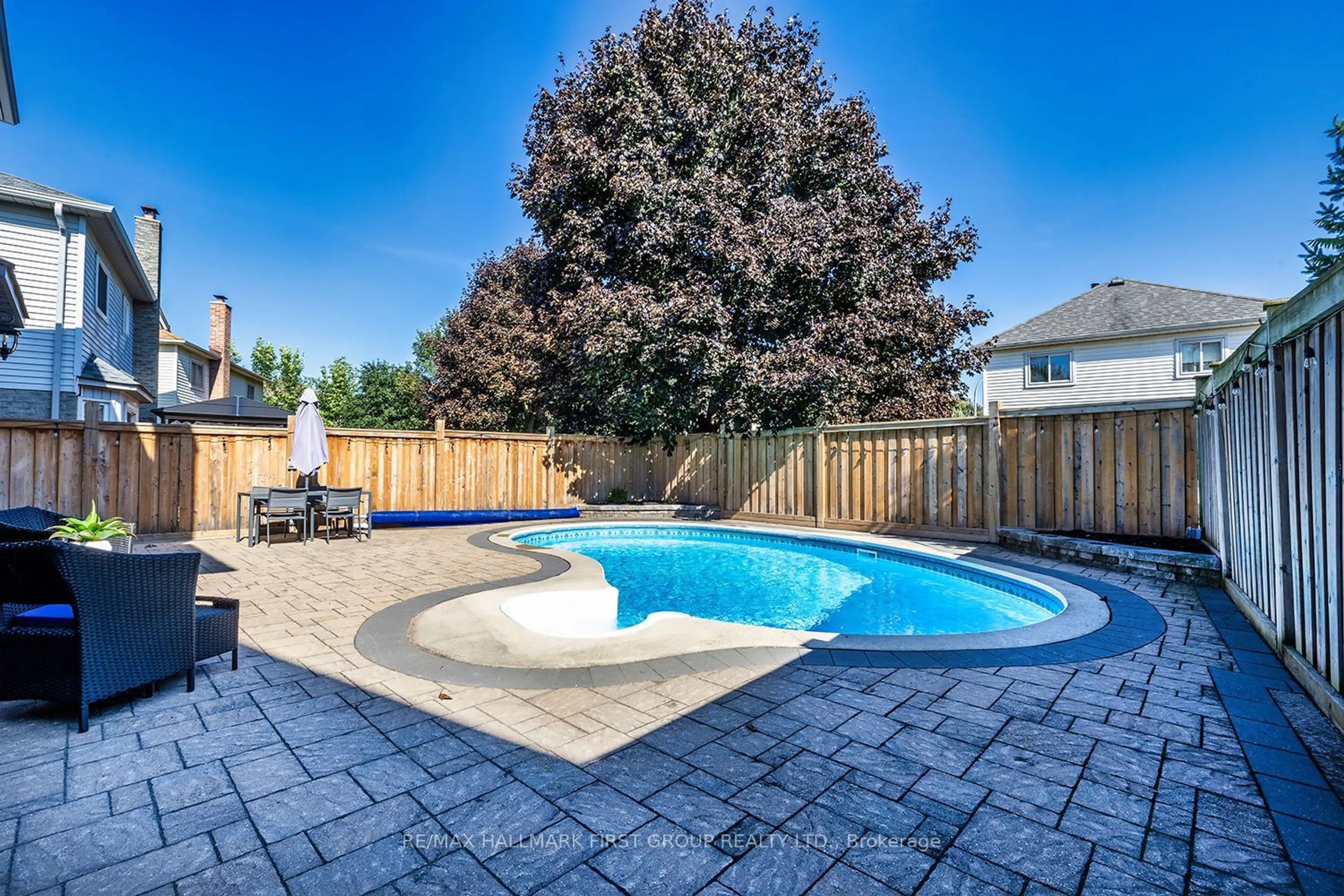 Indoor or outdoor pool for 865 White Ash Dr, Whitby Ontario L1N 7L8