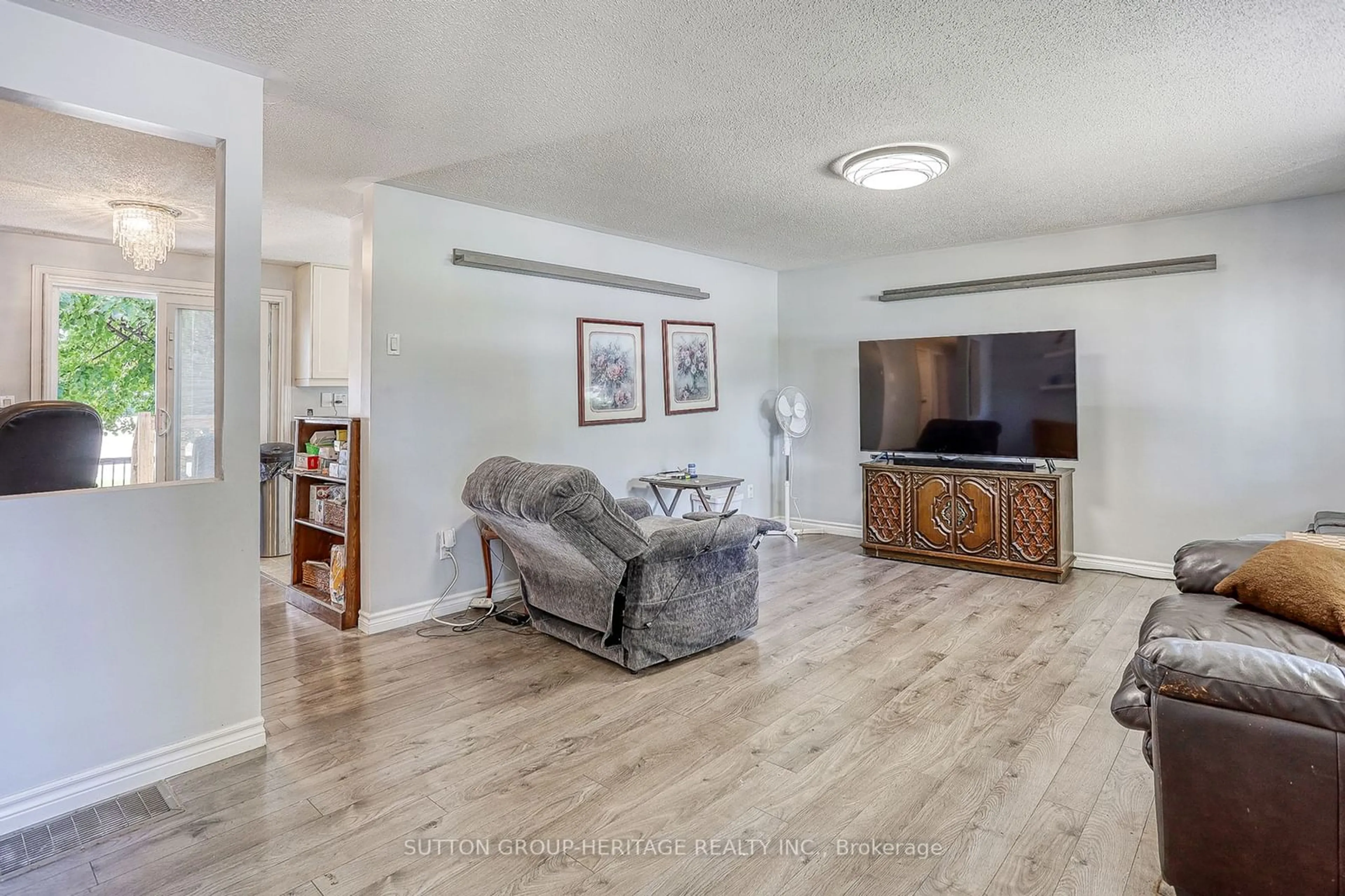 A pic of a room, wood floors for 4 Wheelhouse Dr, Clarington Ontario L1B 1B9