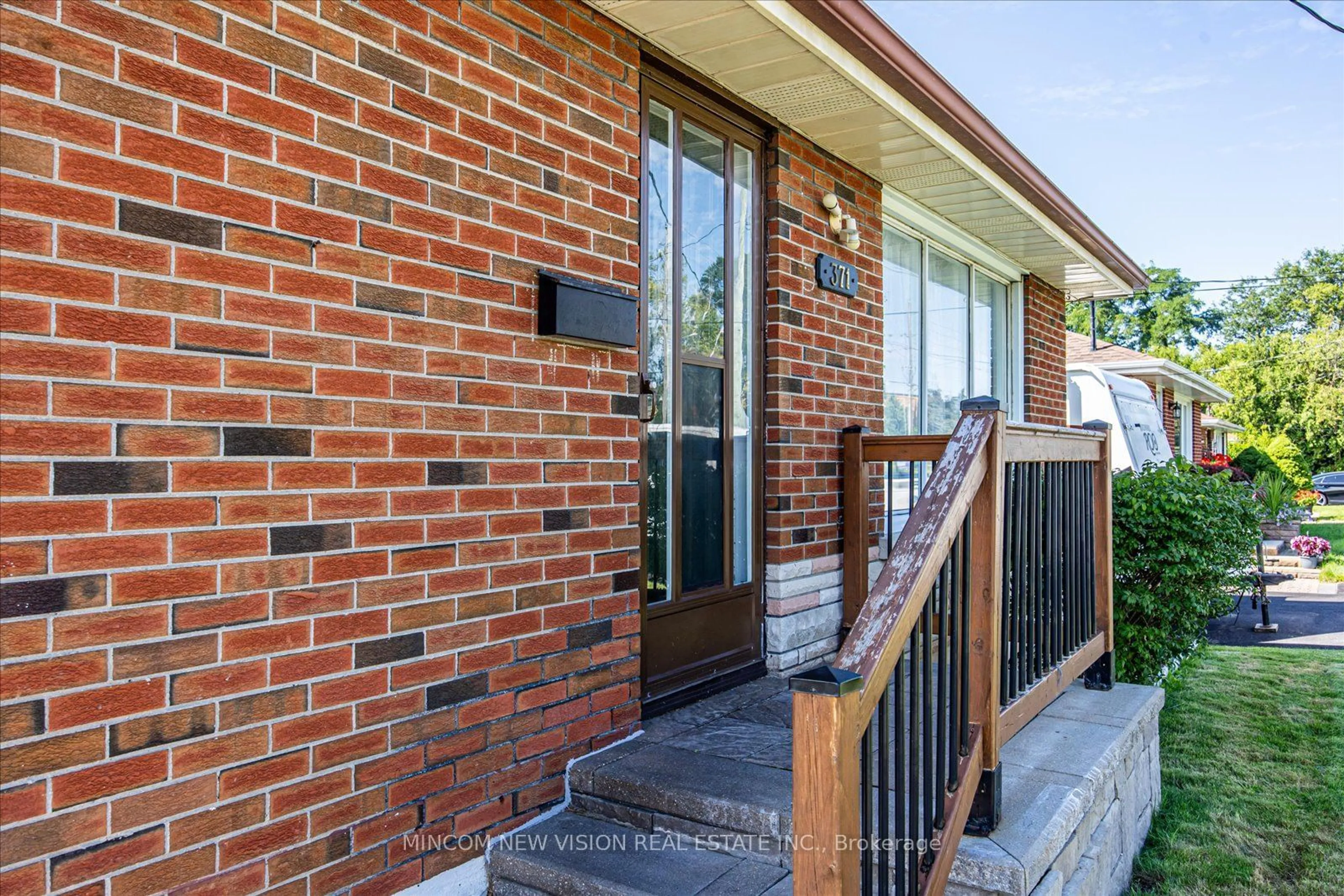 Home with brick exterior material for 371 Rossland Rd, Oshawa Ontario L1G 2X2